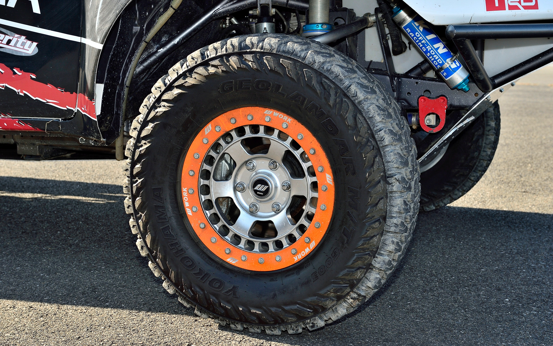 ハイラックス 2022 MINT400 クラス7準優勝車はキャビン骨格以外をCFRP化し、車両重量は1981kgを実現。エンジンは8AR-FTS型をTRDがチューニングし、最高出力407PS/6000rpm、最大トルク500Nm/4000-4400rpmを発生。これに6速ATを組み合わせてフルタイム4WDシステムを組み合わせる