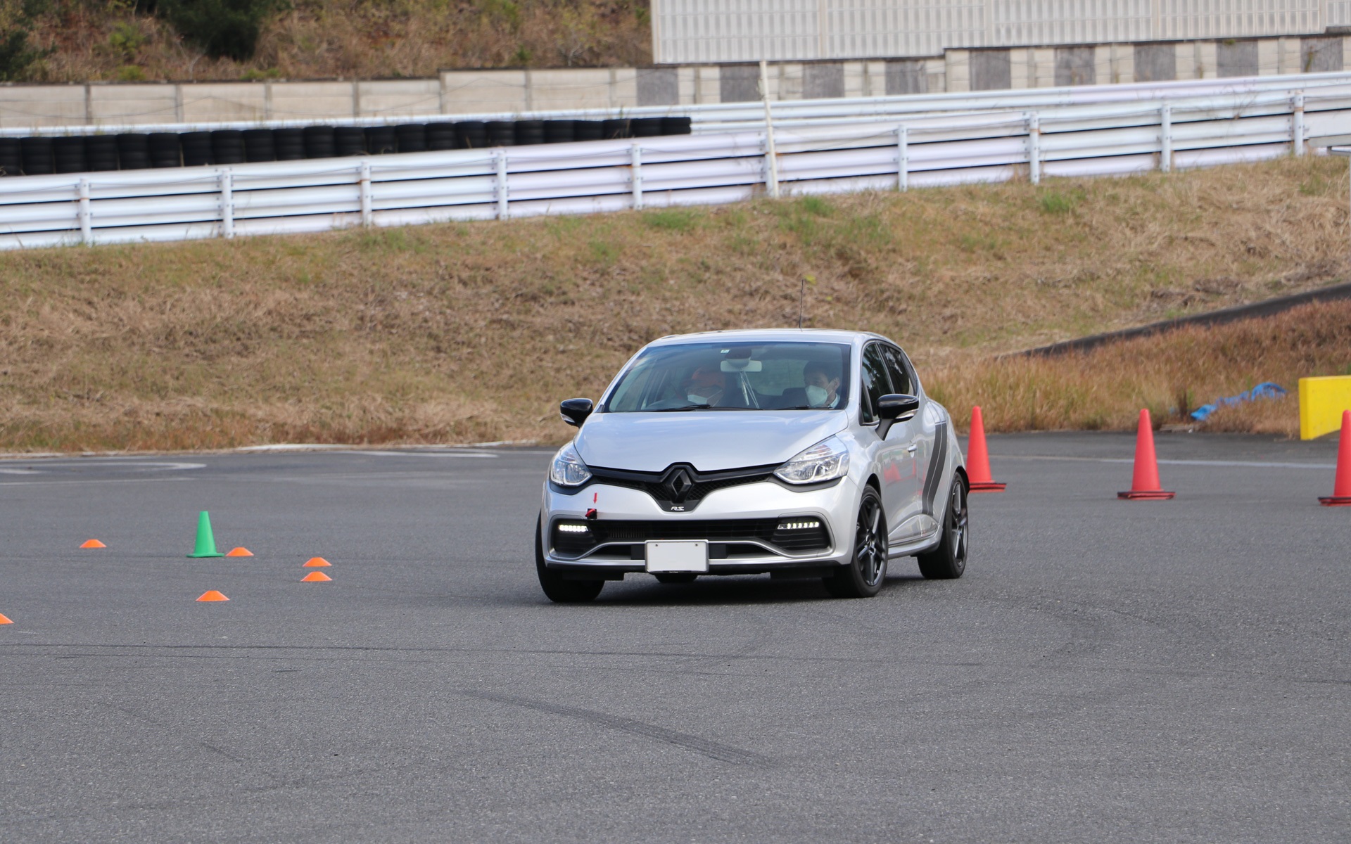 ステアリングは一定のままアクセル操作でクルマをコントロール