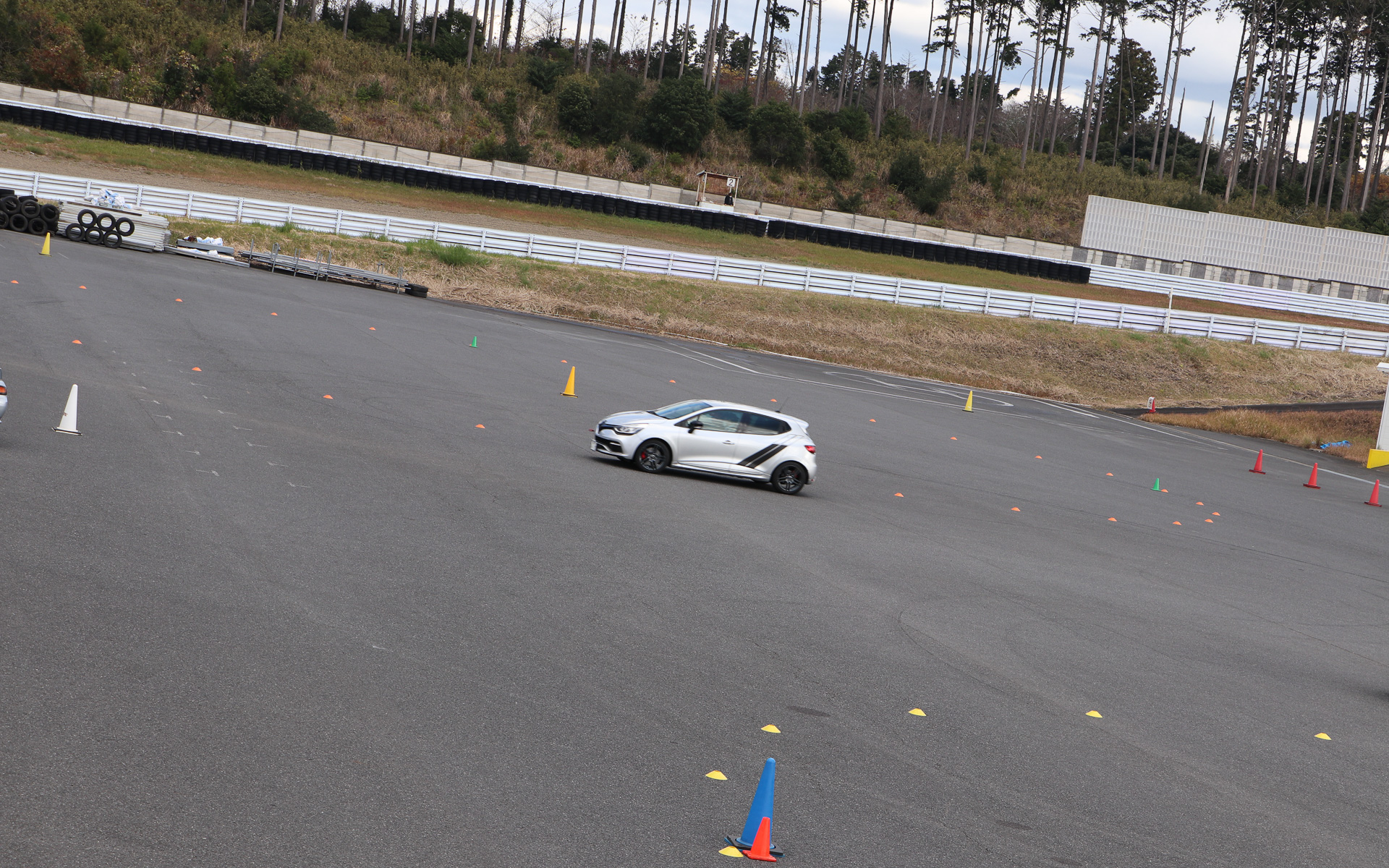 直径30mの円をぐるぐる回るのは、普段の走行シーンではなかなかできない貴重な体験