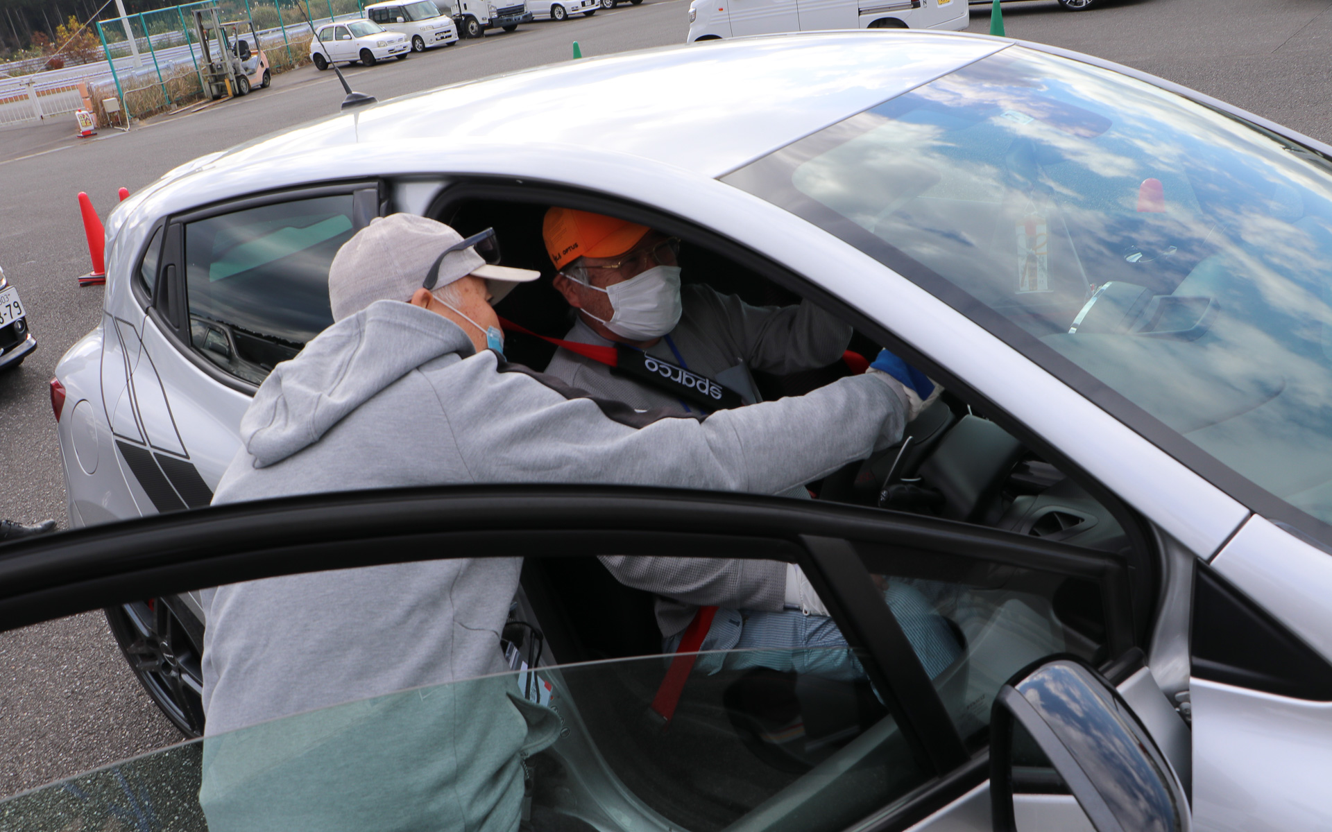 日下部氏によるドライビングポジションのアドバイス