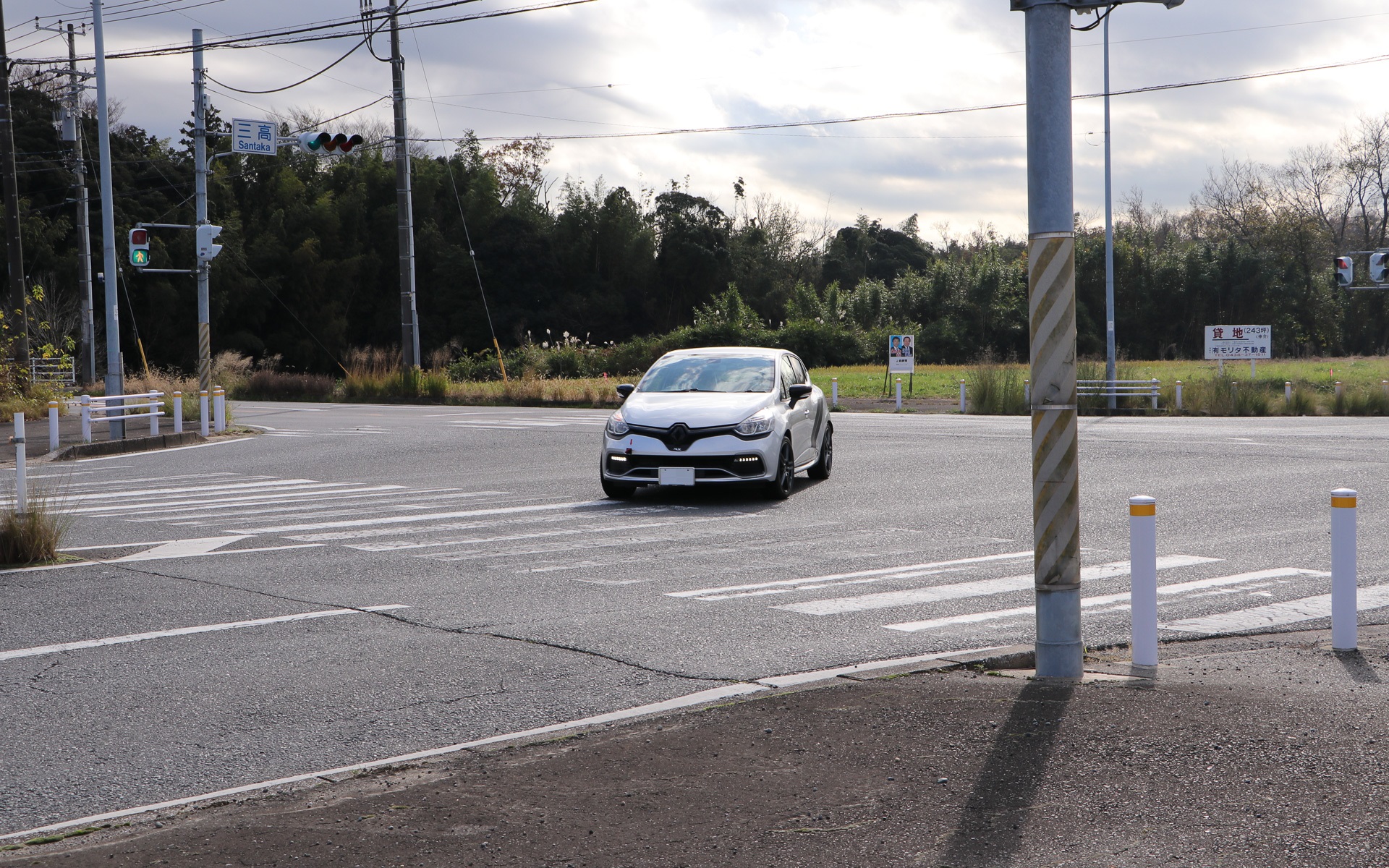 交差点をはじめ見通しのわるいカーブや坂道など、さまざまな状況に合わせた対応が求められる