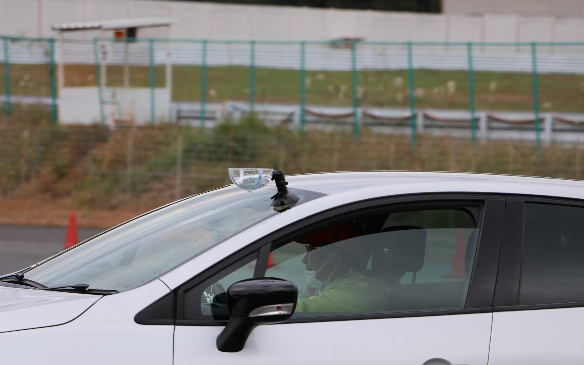 300mlは器のちょうど半分くらいだがクルマの振動だと直ぐにギリギリまで水面が傾いてしまう