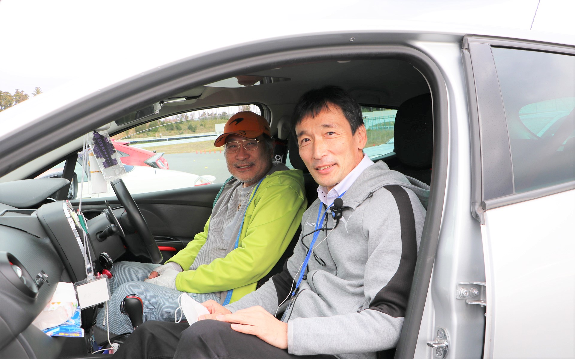 今回は助手席にインストラクターが直接乗ったが、参加人数やカリキュラムによっては無線で行なう場合もある