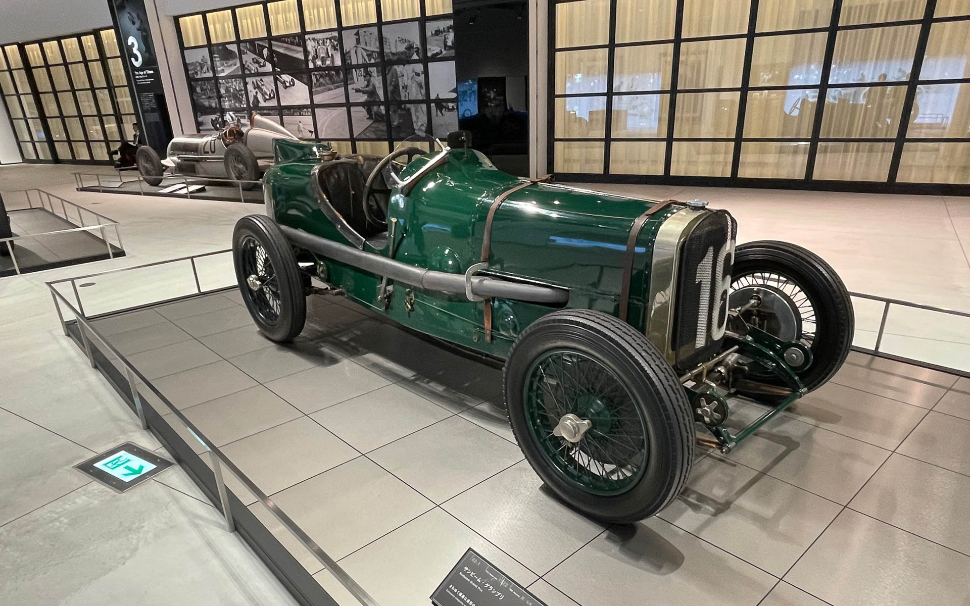 4気筒DOHC 2.0リッター4バルブという今につながるメカニズムでレースを席巻したレーシングカー。ハンドルの重さはどれほどだったのか