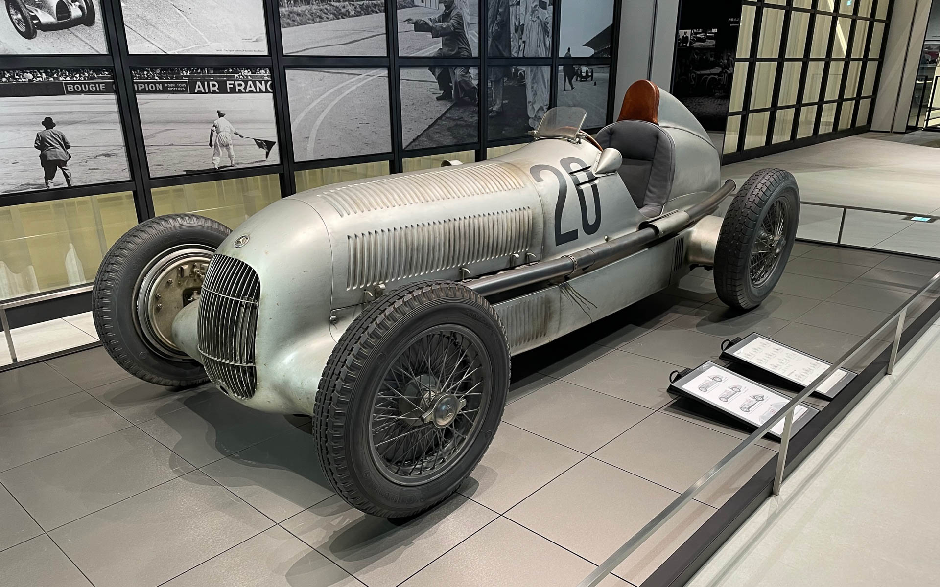 メルセデスベンツ W25。伝説のレーシングカー、その後のレースの取り組み方を変えたGPカーでもある