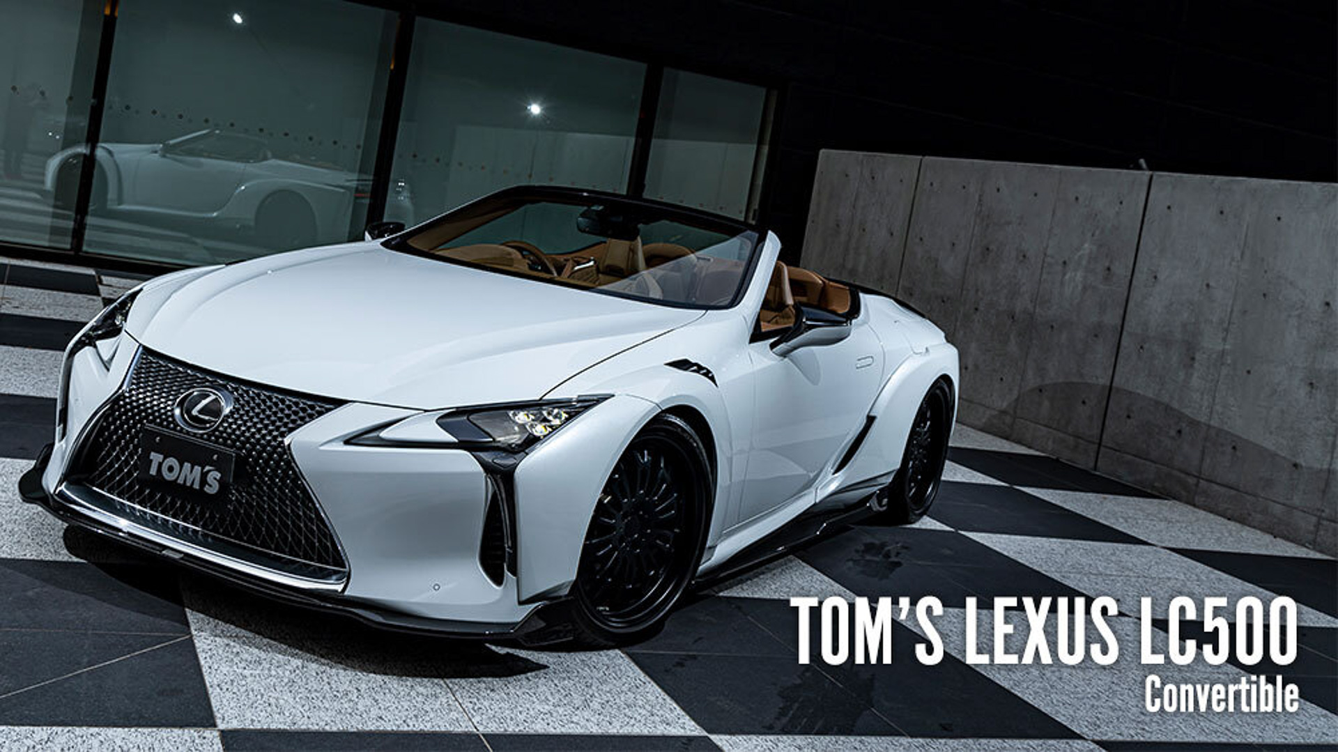 TOM'S LEXUS LC500 Convertible。SUPER GTに参戦する「LEXUS LC」の空力コンセプトを投入し、ドライカーボン製のディフューザーを採用しつつ、オーバーフェンダーによってワイドボディ化。精悍でありながらスタビリティも向上させ、最上のドライビングプレジャーを提供する1台