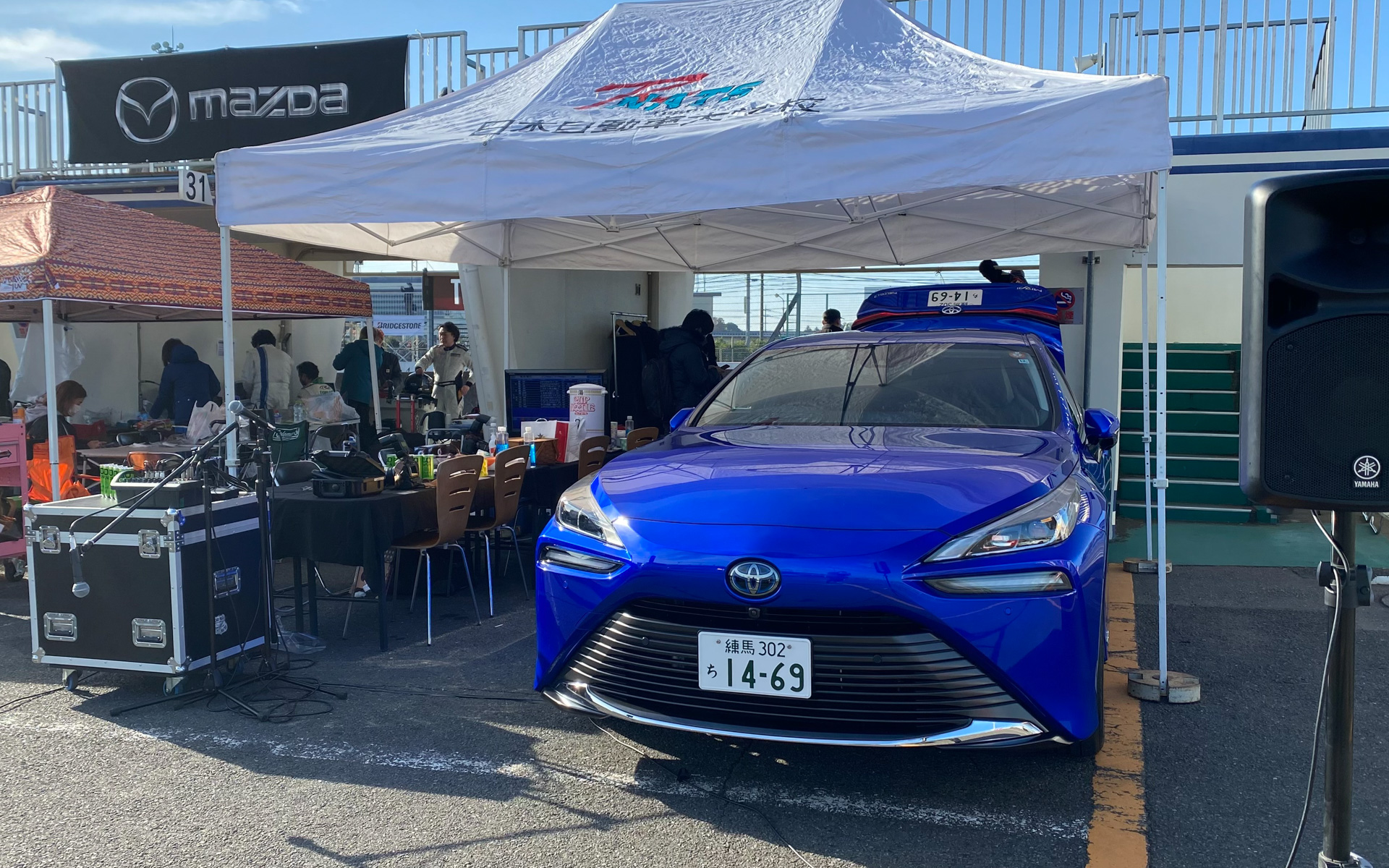 こちらは燃料電池車のMIRAIを電源として使っていたチーム。昔はそれこそ、コンロでお湯を沸かしたりカレーを煮込んだりしていたものですが、近年はサーキットのピット内が火気厳禁となっているので、こうした電動車両たちを使って電気ポットでお湯を沸かしたり、暖房器具を使ったりしているチームも増えてきました