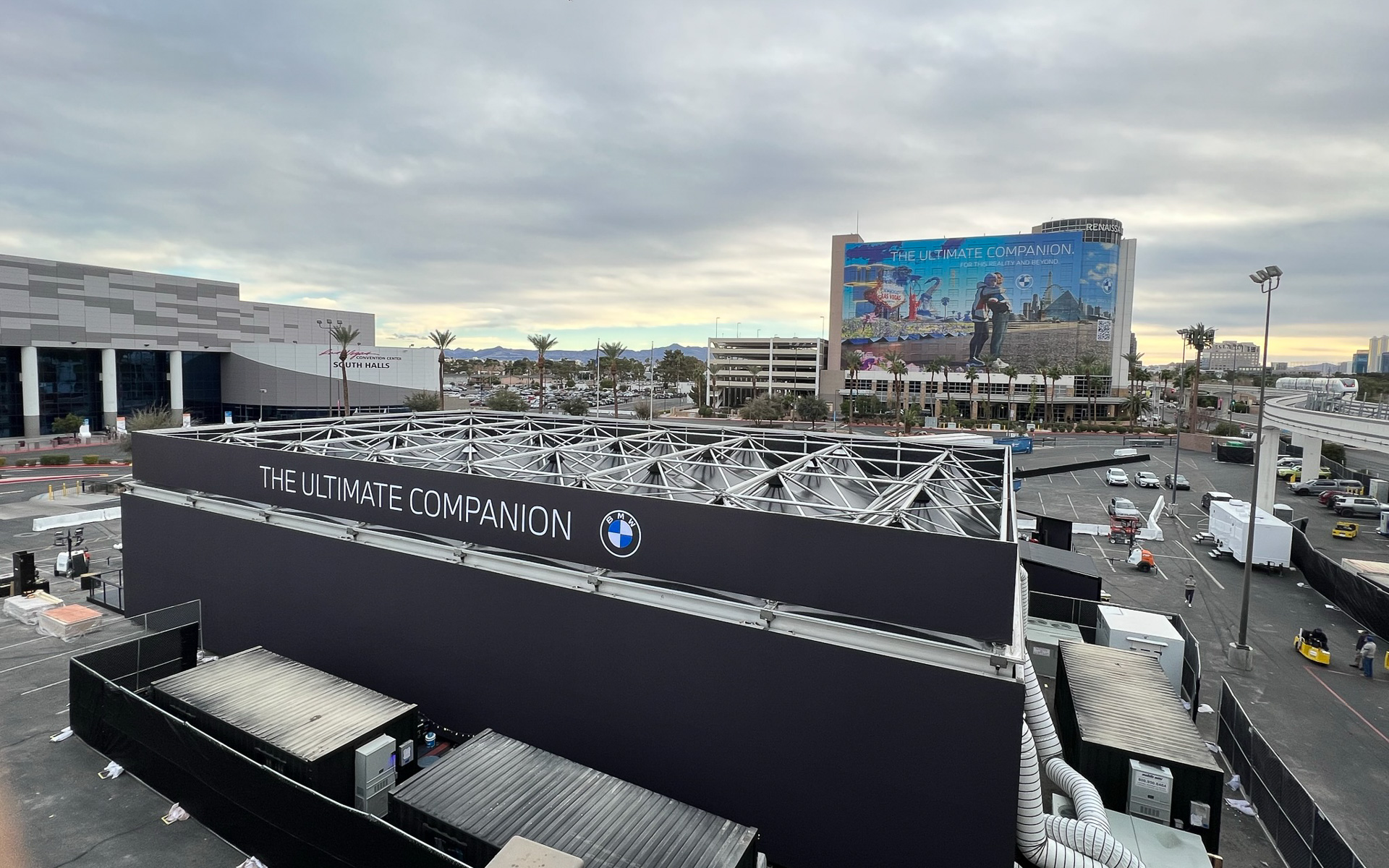 LVCCのモノレール駅を降りたところにあるBMWの試乗ブース。CES2023では基調講演も担当する