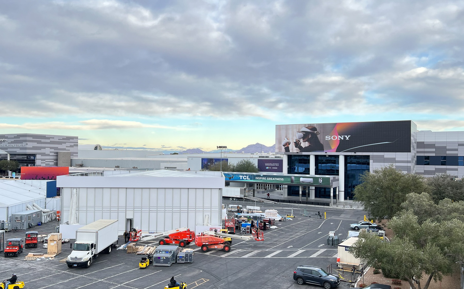 LVCCのセンターホールにはソニーの大きな広告が