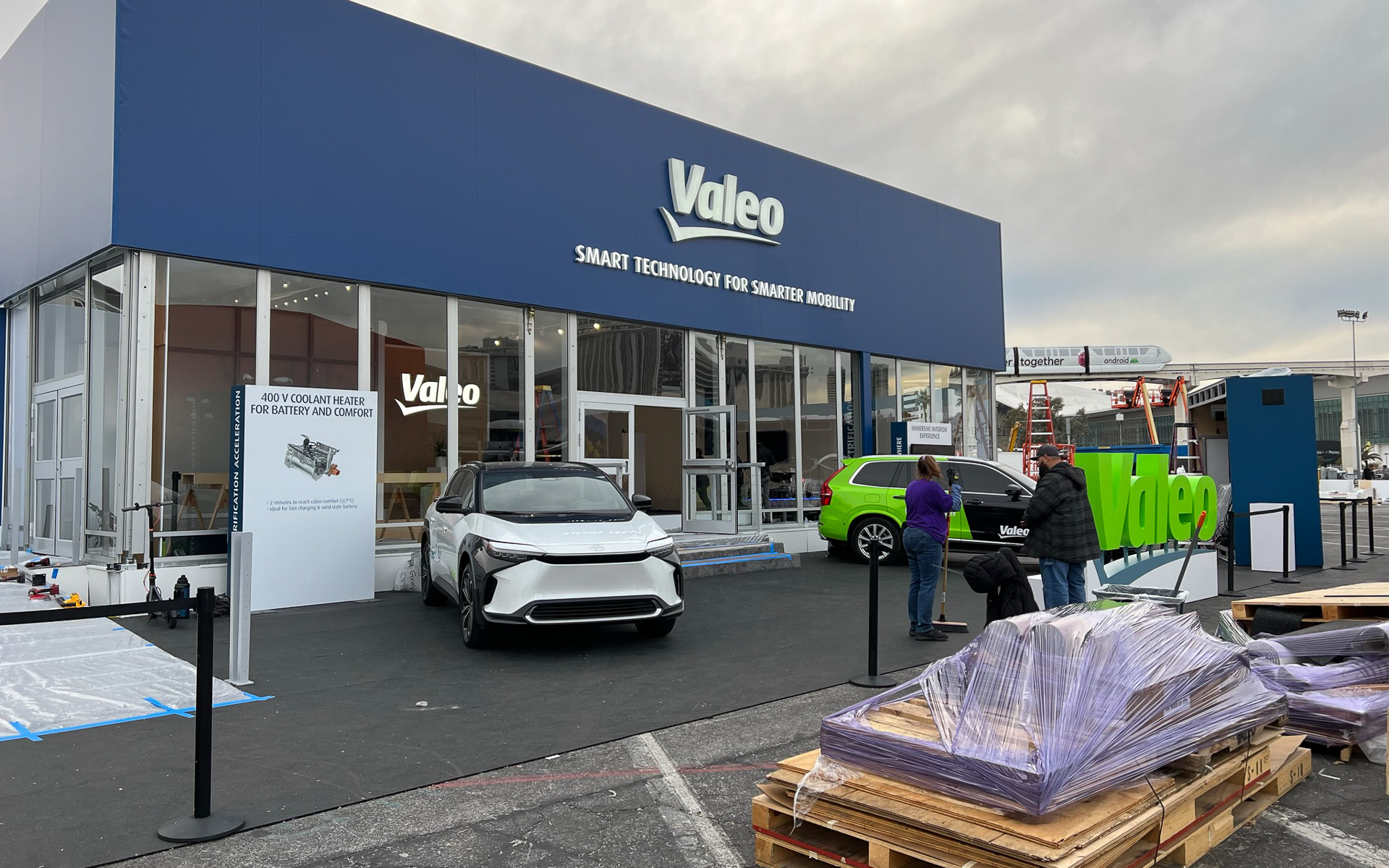 建設の進むサプライヤーブース。ヴァレオは各種展示を予定している