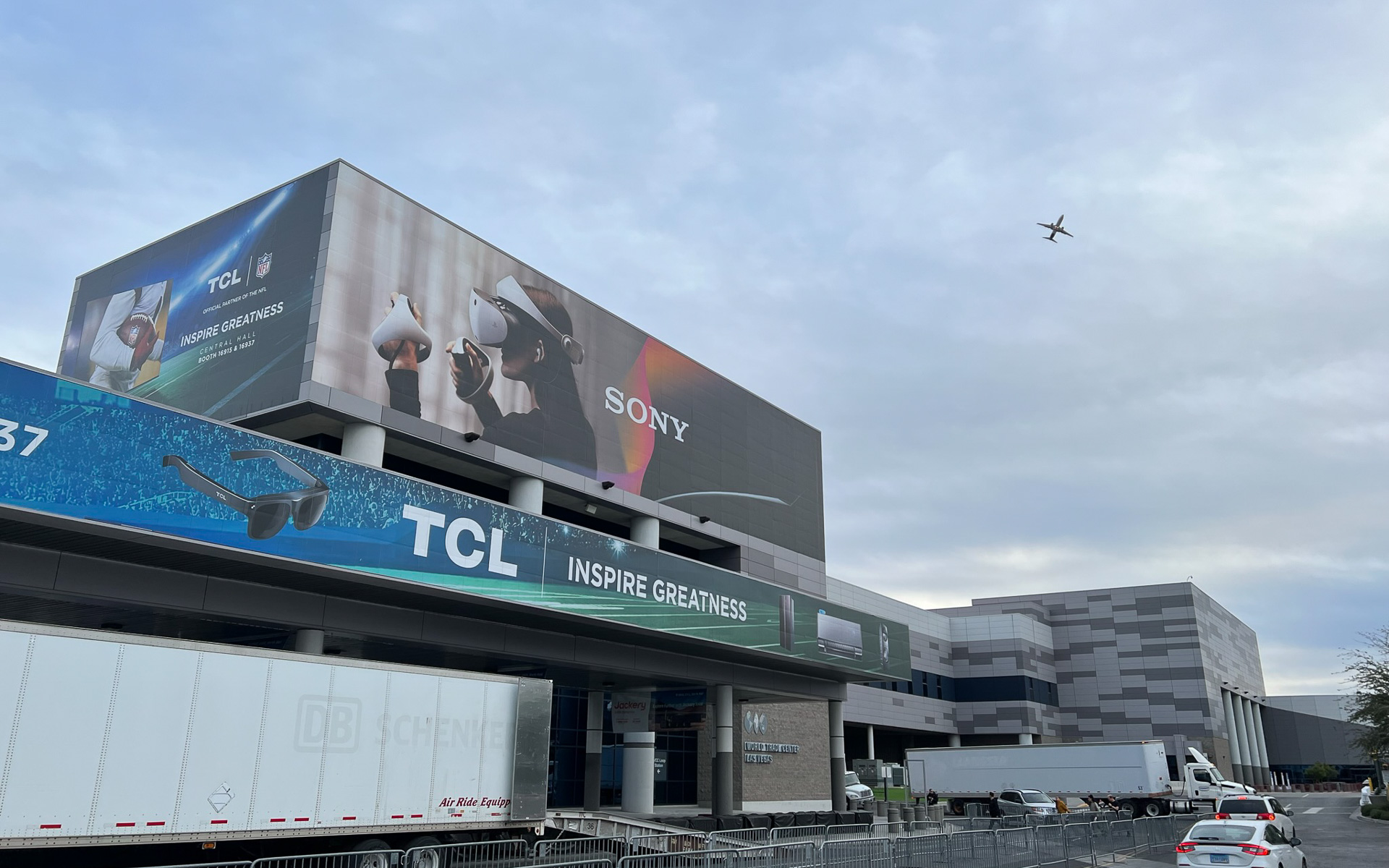 近づくとVRと新型EVのシルエットで構成されていることが分かる。その2つが大きな展示内容になるのだろうか？