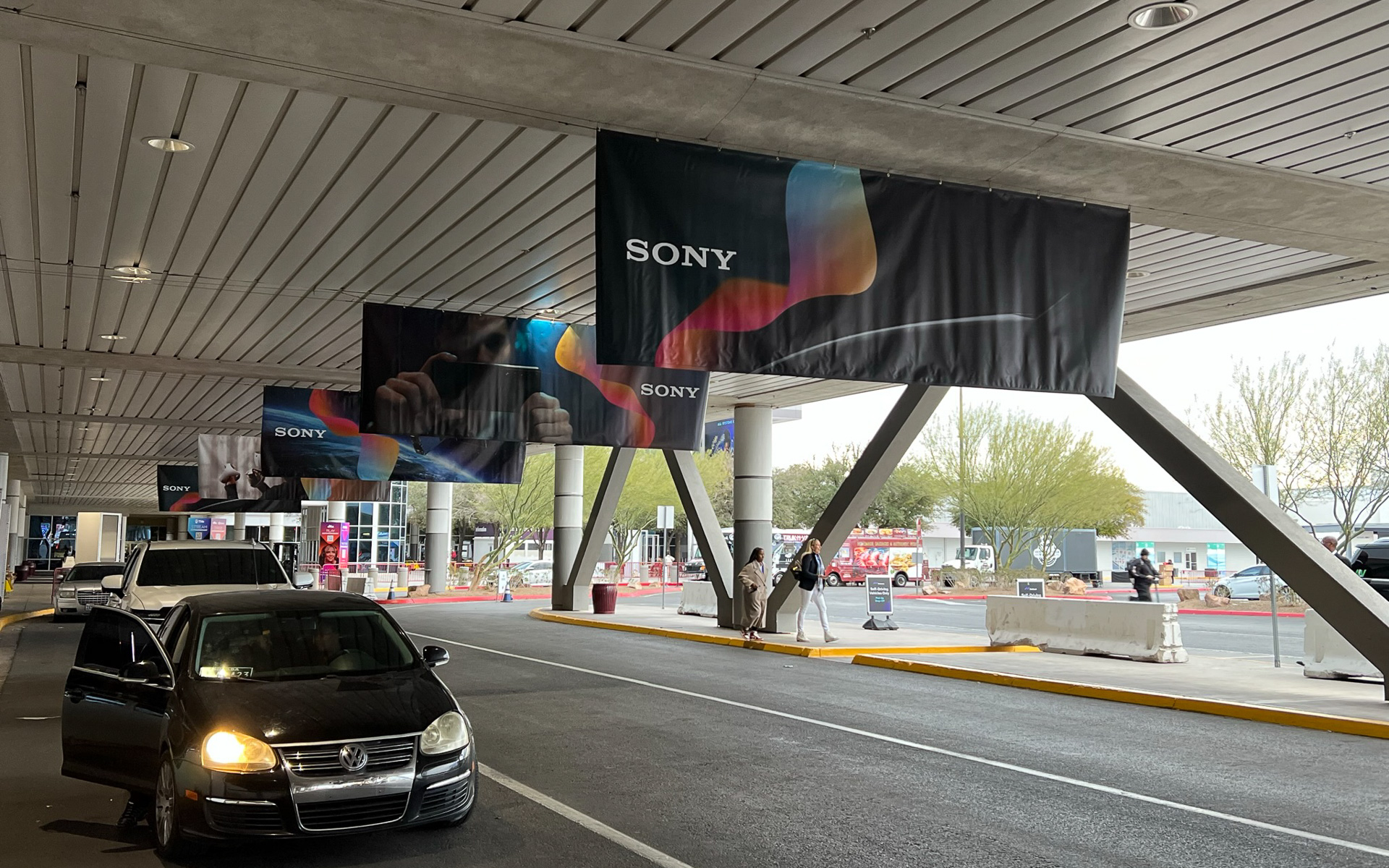 タクシーエリアにもソニーの広告。新型EVのシルエット広告も掲示