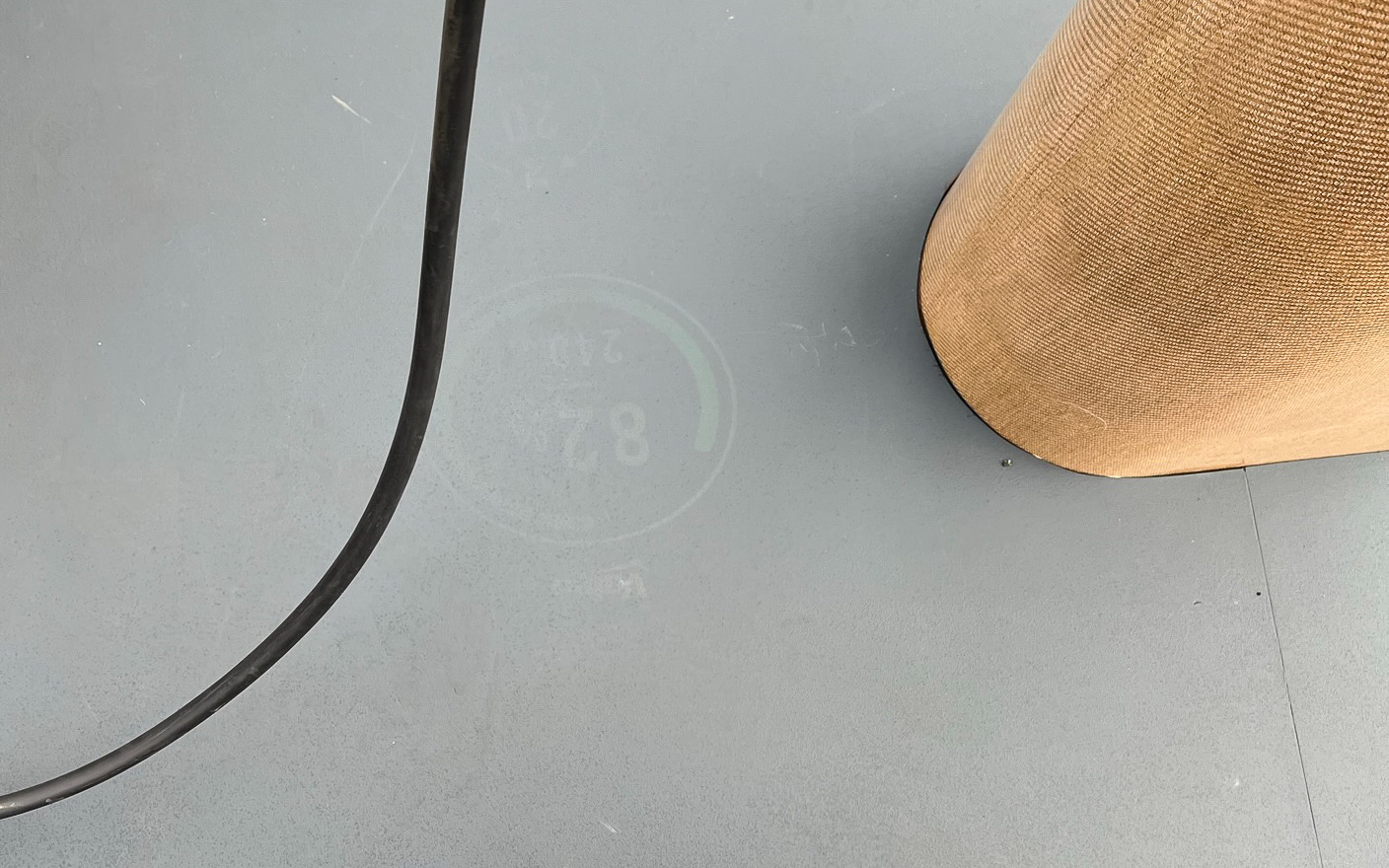 充電表示はミラー下部に組み込まれることの多いプロジェクションライトを使用