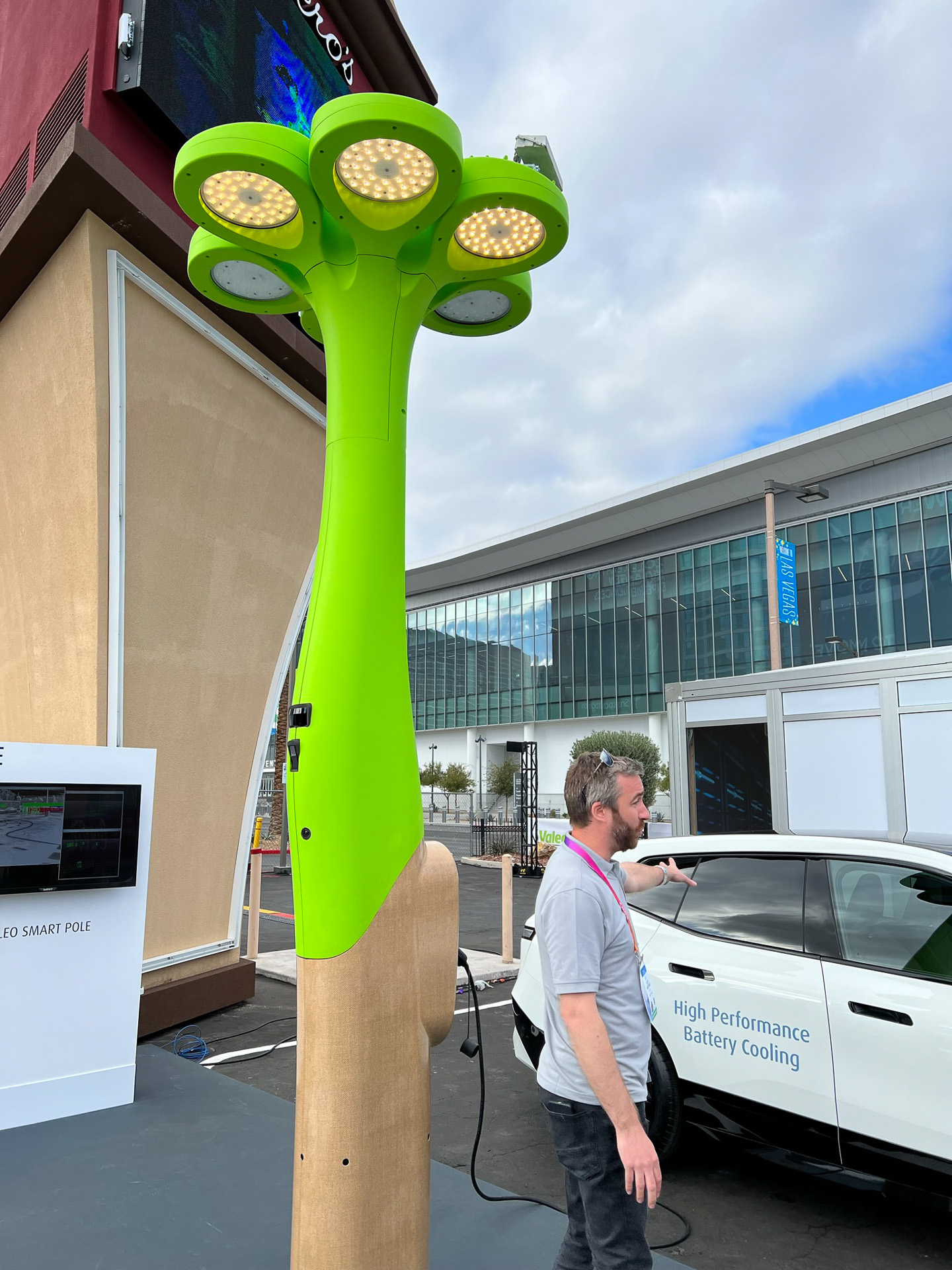 人の立ち位置によって光る位置が変わる