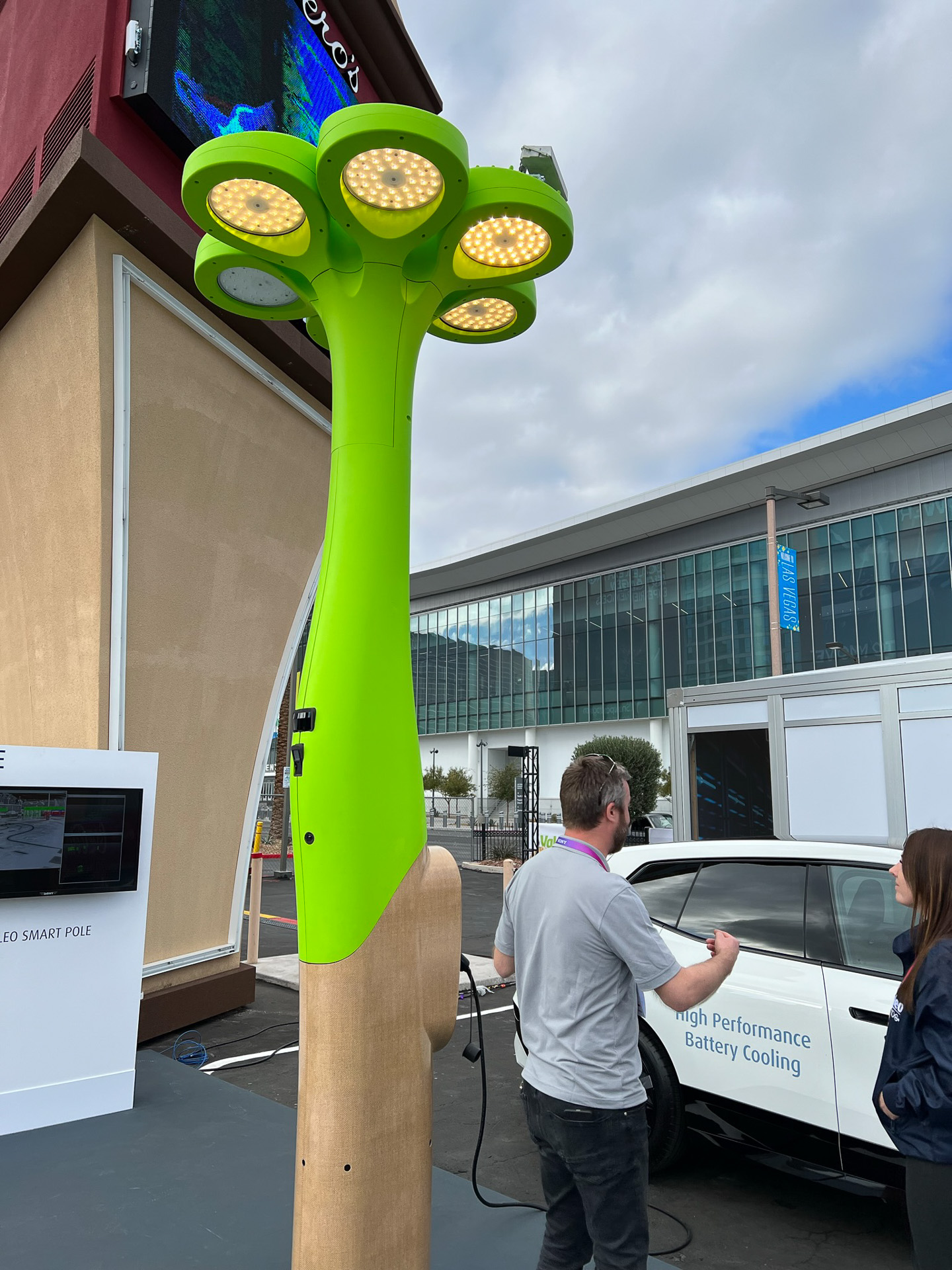 人の立ち位置によって光る位置が変わる