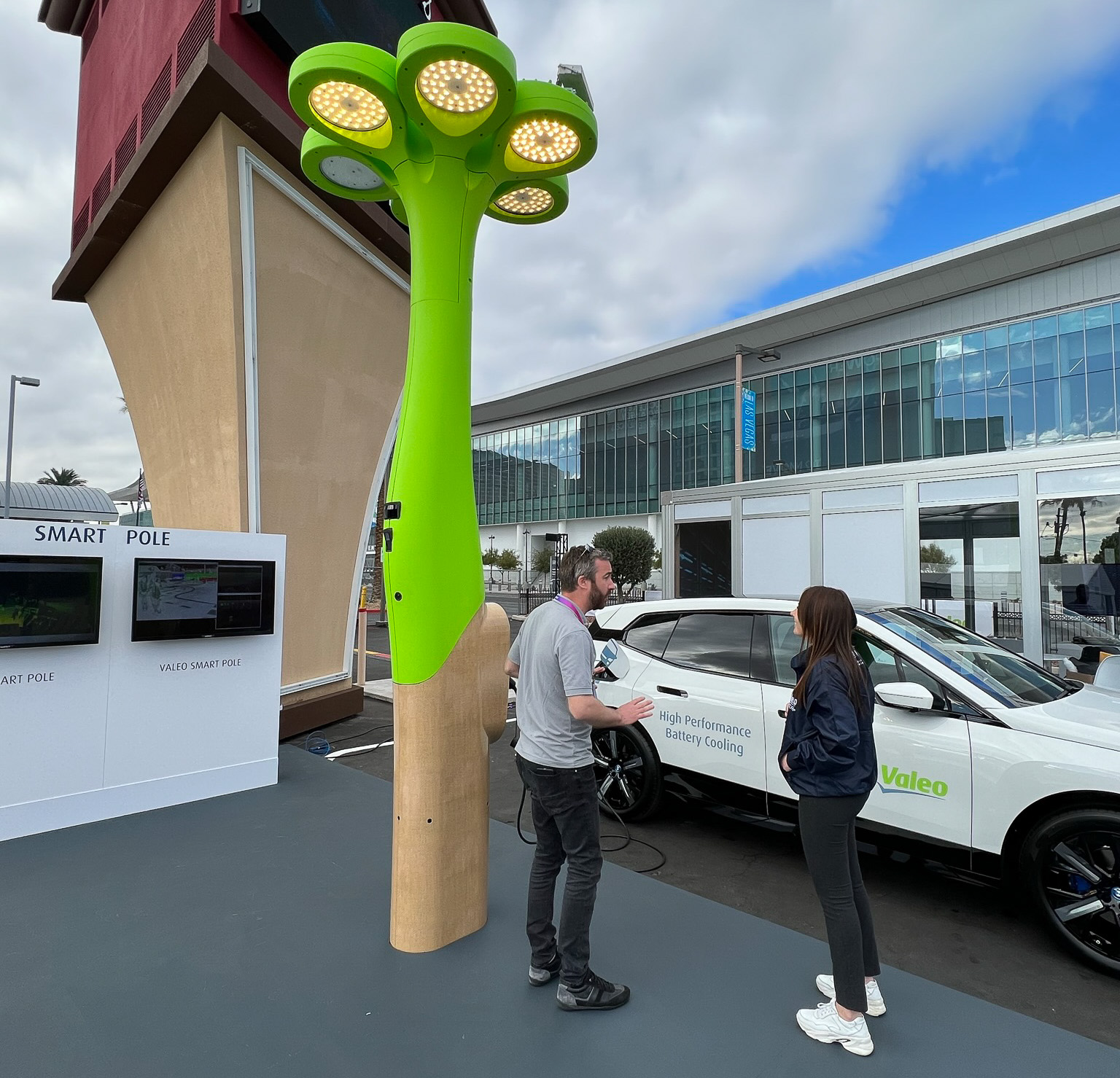 ヴァレオがCES2023で提案する「スマートポール」。自動車向けの技術が活用されている