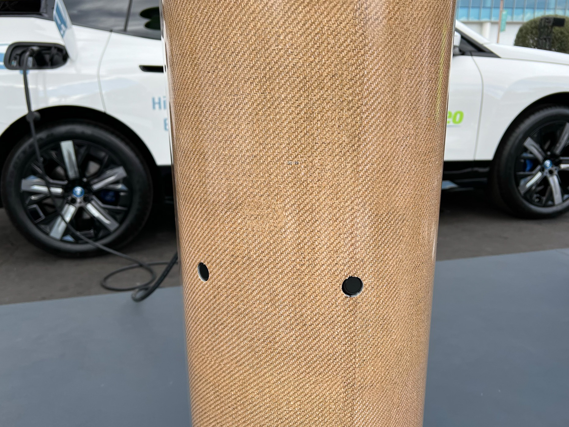 超音波センサー、この位置の色が違うのはバイオマテリアルを使っているからとのこと