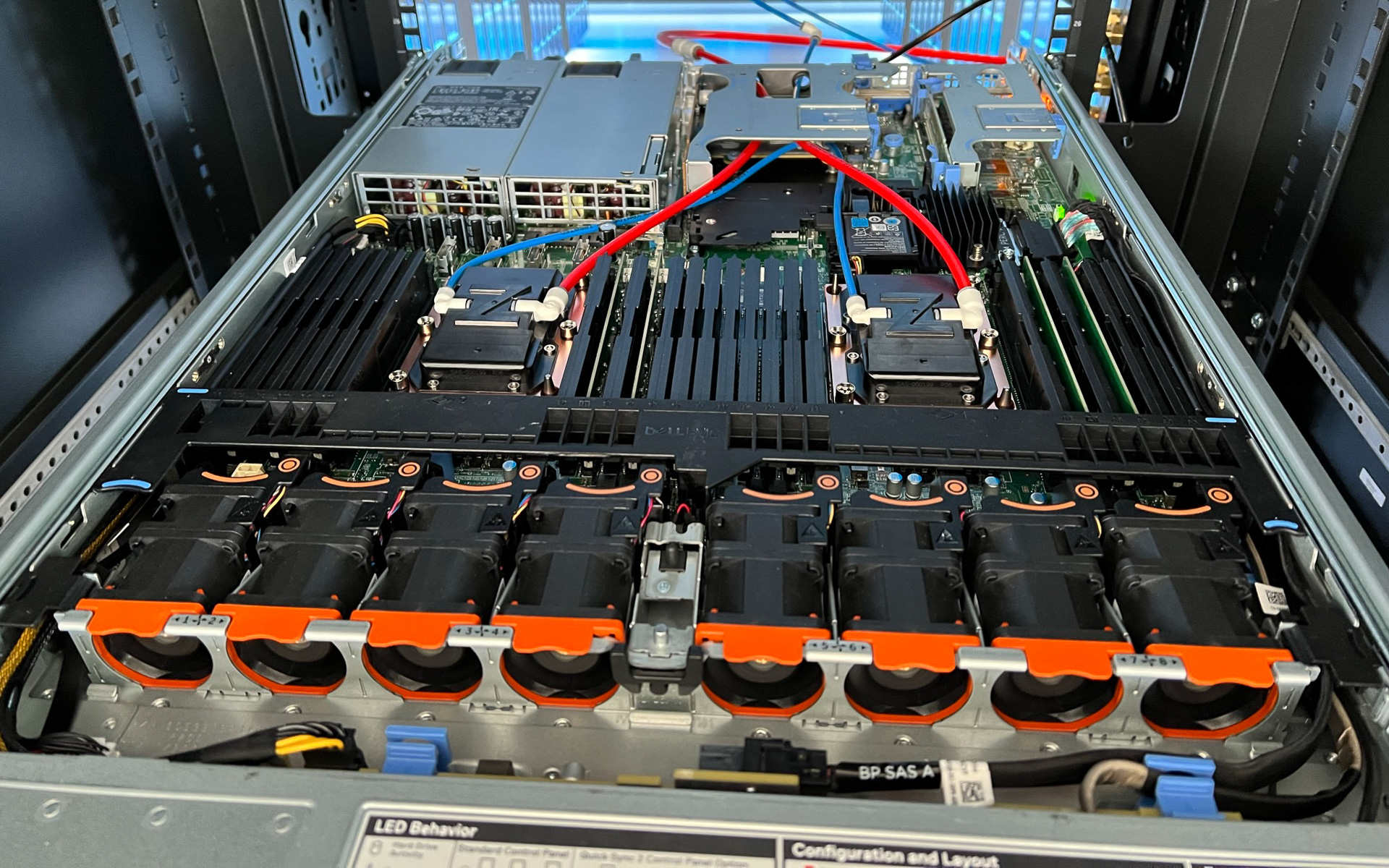 1Uサーバーの中。青が液体、赤が気体のラインでデュアルCPUの構成