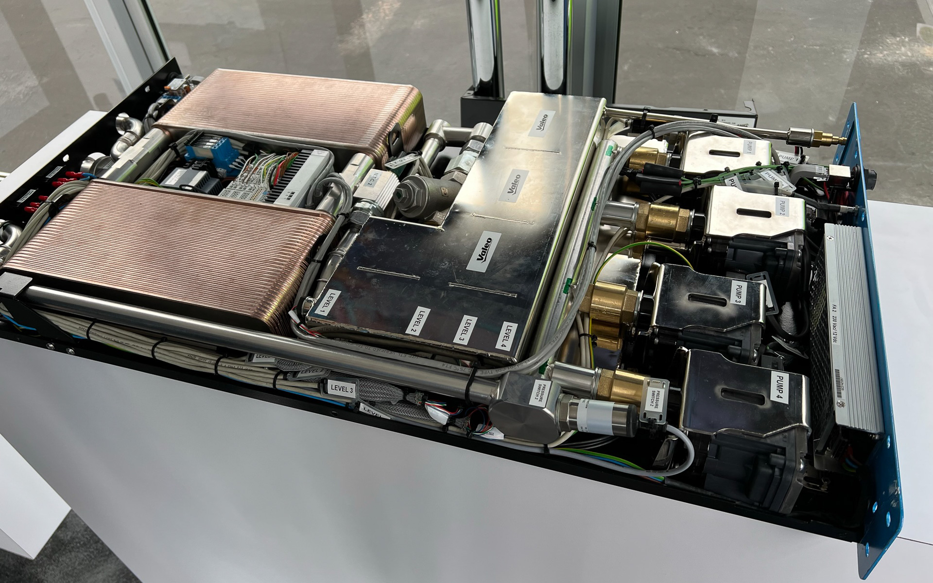 サーバーラック下部に設置されている熱交換ユニット。左のラジエータ部で放熱を行ないながら中央のヴァレオ由来の技術で気体になった媒質を液体へと戻す