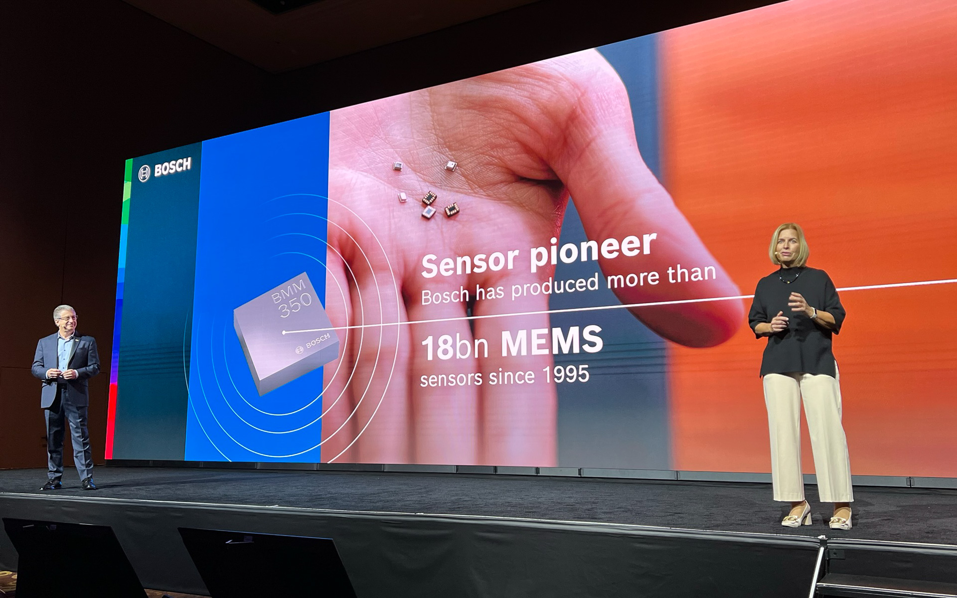 ボッシュはCES2023でMEMSセンサー全面に訴求する「Sensor tech #LikeABosch」を打ち出した。ロバート・ボッシュ 取締役会メンバー タニア・リュッカート氏（右）とボッシュ米国法人 社長 マイク・マンスエッティ氏（左）