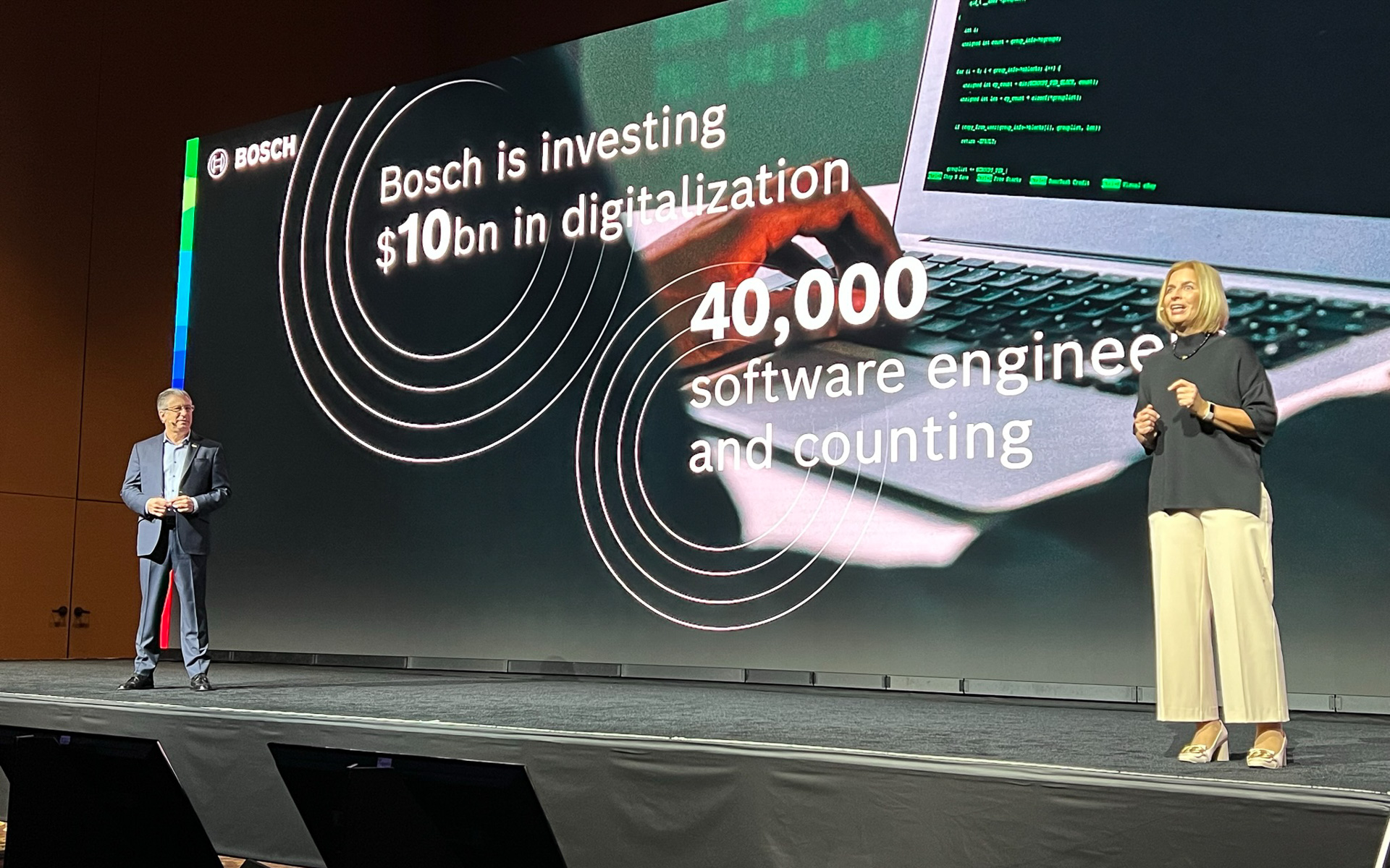 事業のDXに10億ドルを追加投資