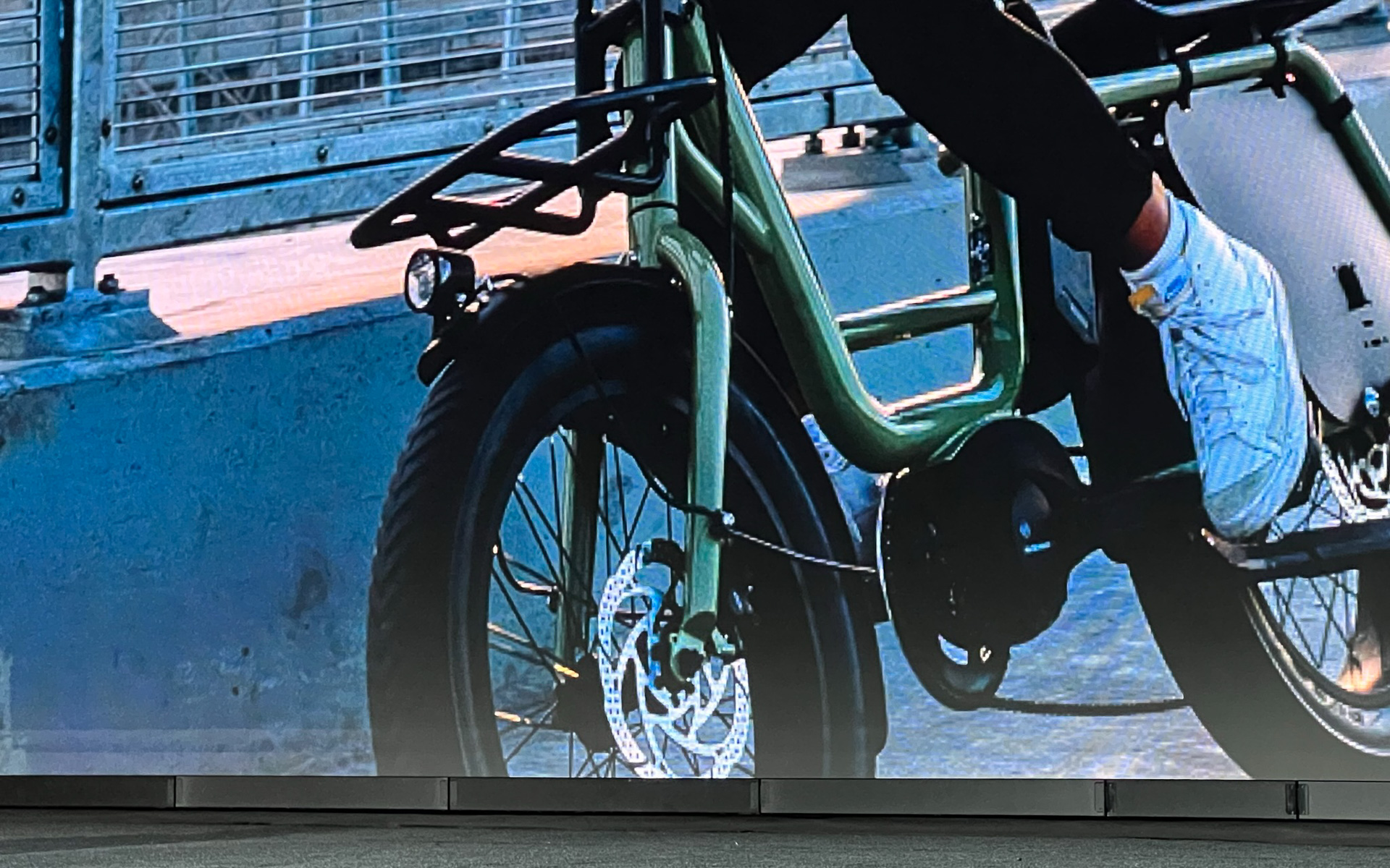 前輪急ブレーキによる後輪の浮き上がり、いわゆるジャクナイフ系の事故を低減できる