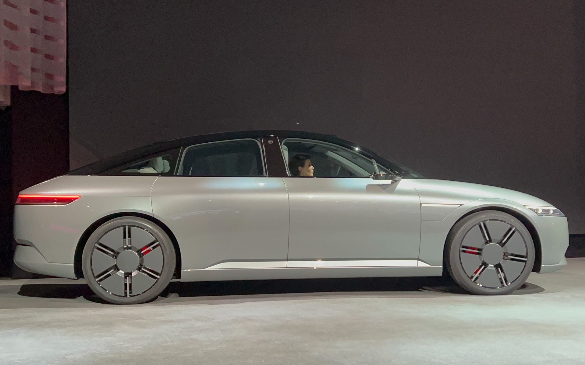 サイドシルエット。ドライバーとのヘッドクリアランスもなんとなく見てとれる