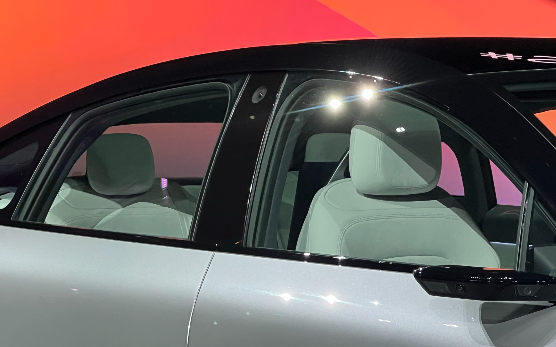 Bピラー部のカメラ。結構大きなエリアが用意されている