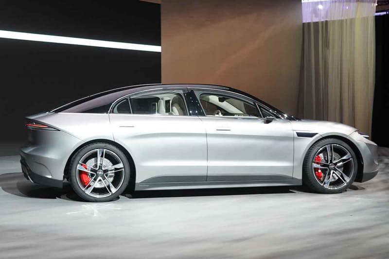 こちらはVISION-Sのサイドシルエット。力強さを感じるマッシブなラインが描かれている