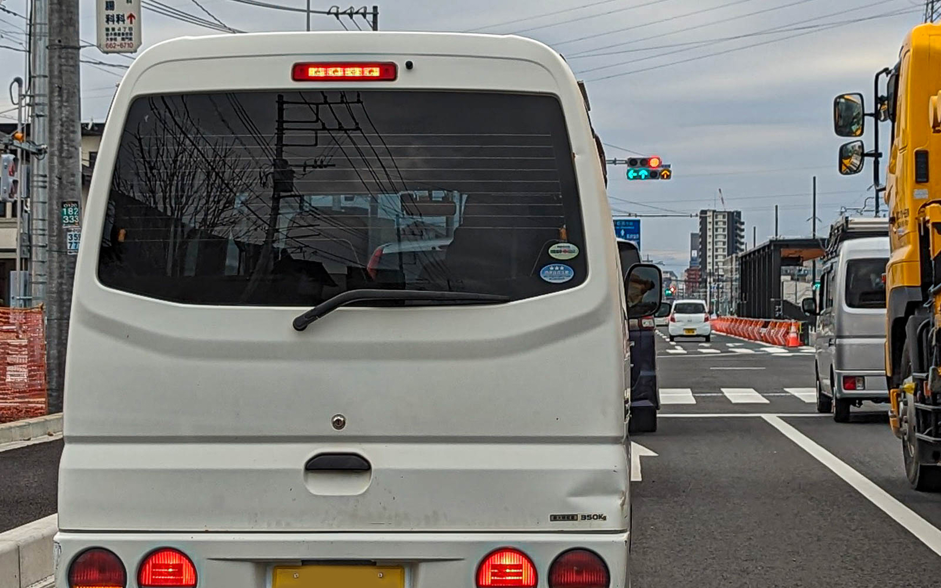 宇都宮中心部では軌道が敷かれるともに、路面電車用の黄色の矢印信号も増設。開業に先駆けて点灯させて周知を図っている
