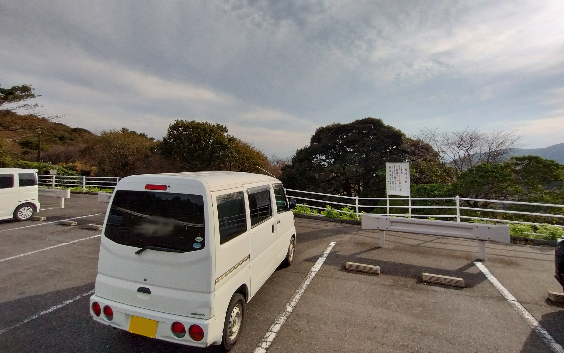 筑波山へ。木が邪魔しているが、この先の数百m下には広大な景色が広がっている