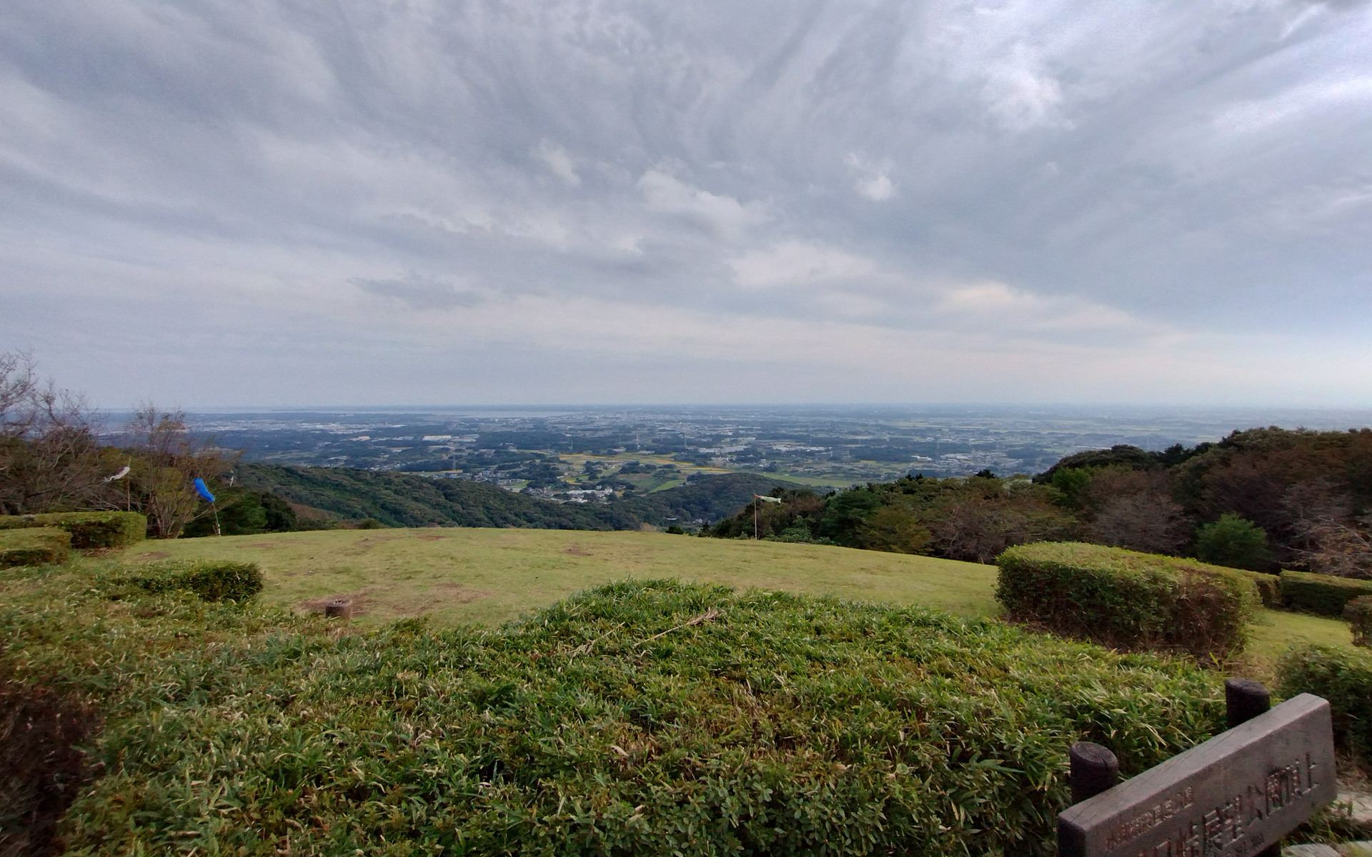 クルマを止めた場所からすぐの場所で外界を確認するとこんなところだ