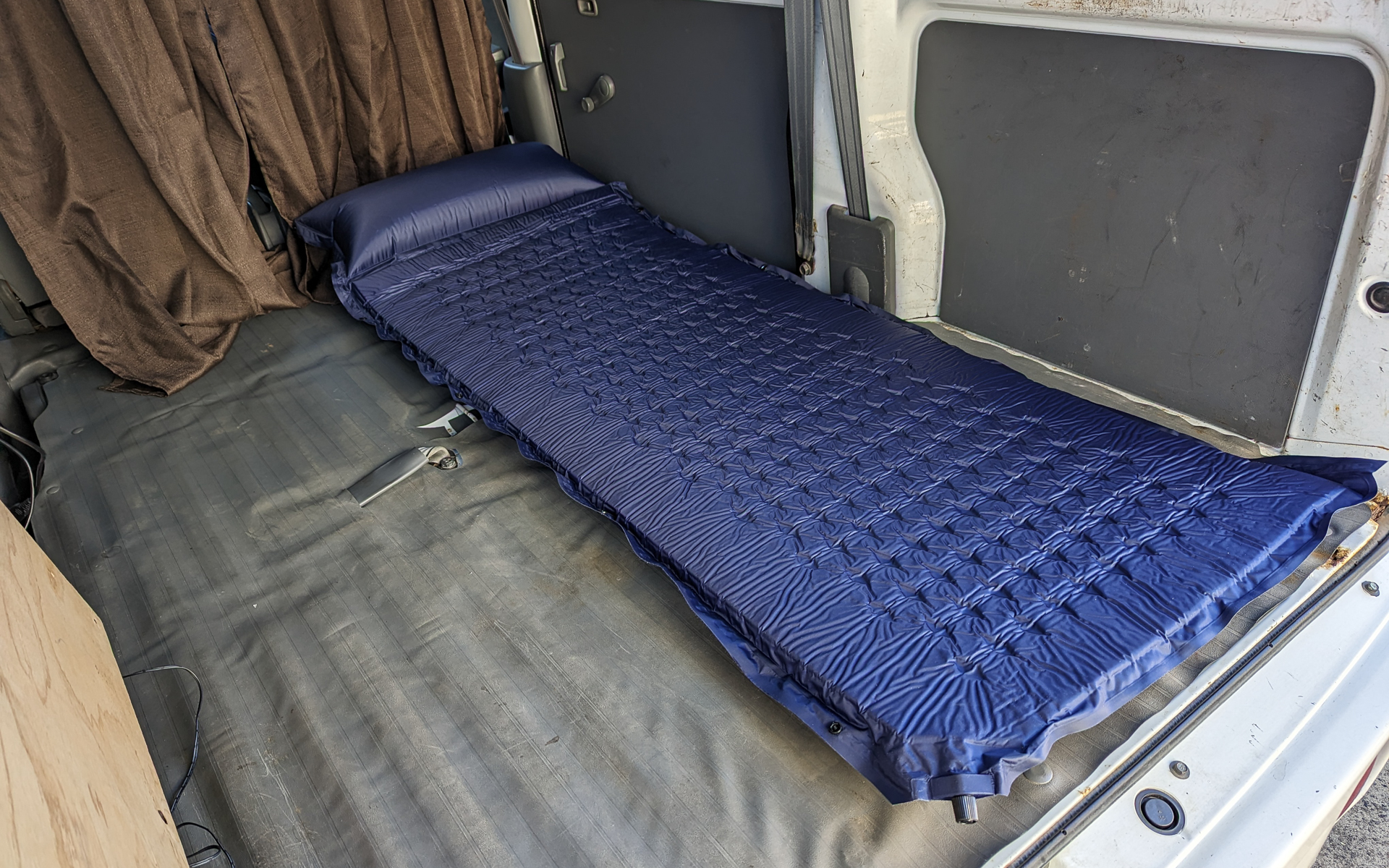 シートをたたんで簡易ベッドを展開した状態
