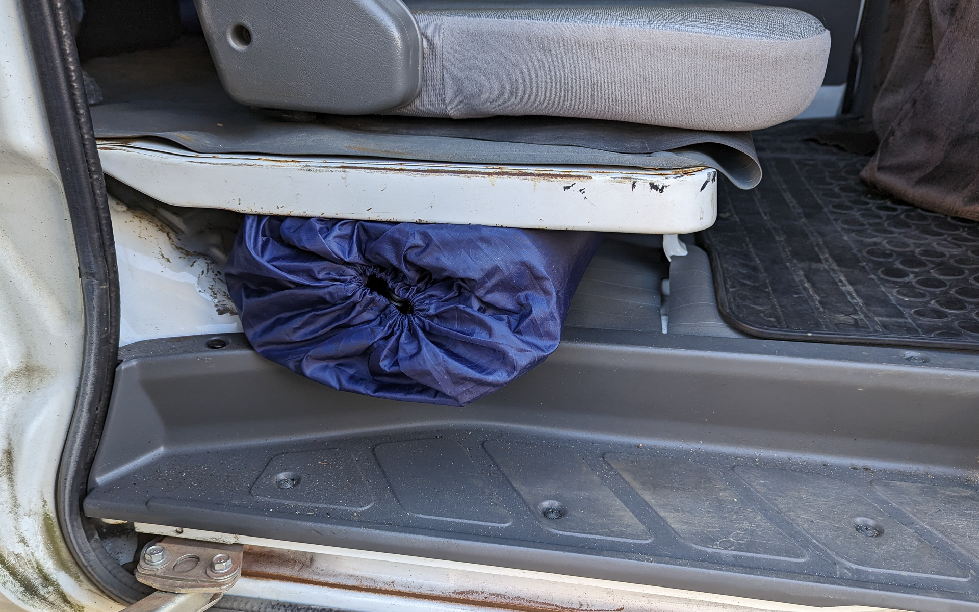 リアシート下のスペースに簡易ベッドを格納した状態