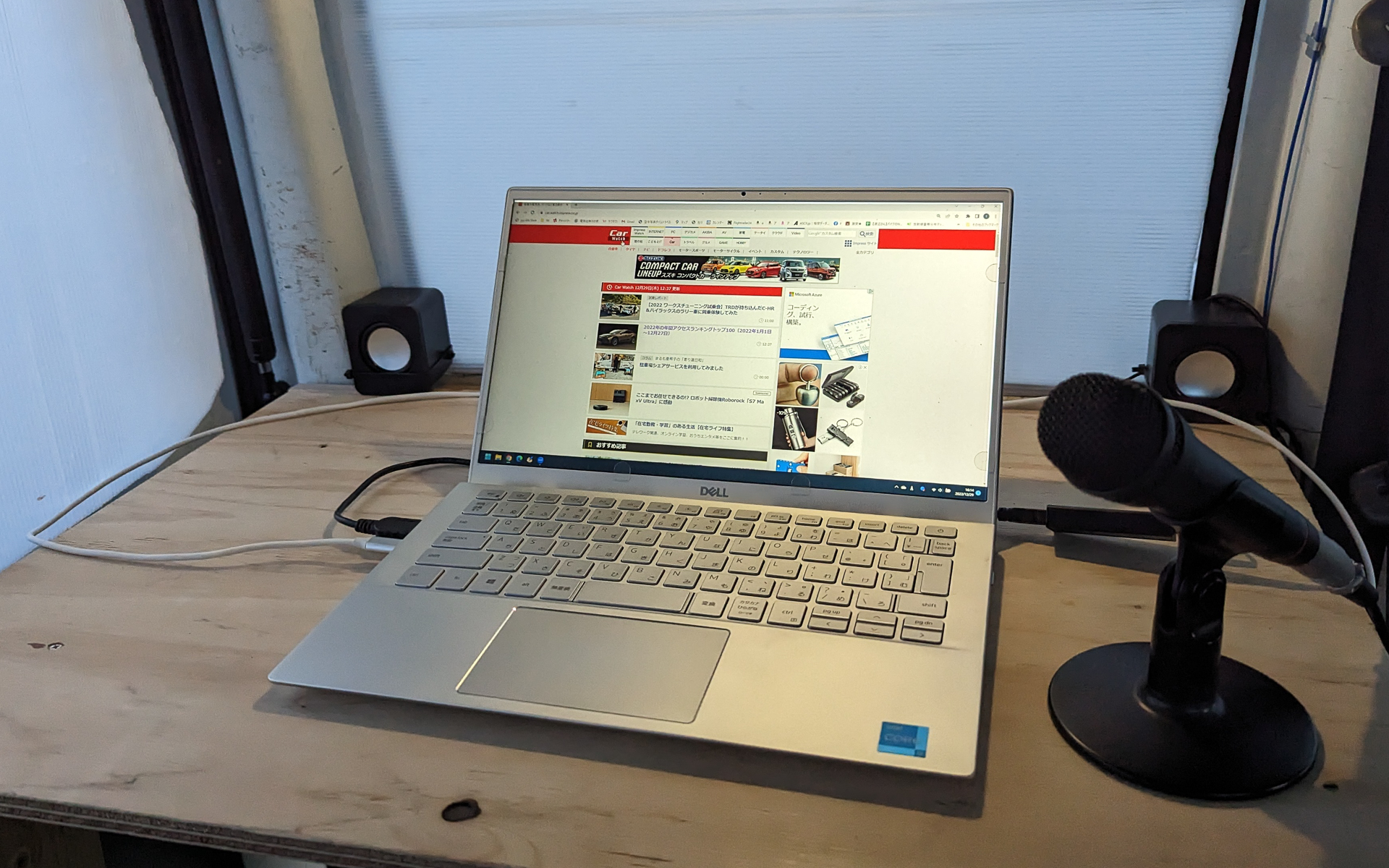 デスクの後ろにスピーカーを固定した。これだけでもオンライン会議の音質がかなり改善し、明瞭度が増した。