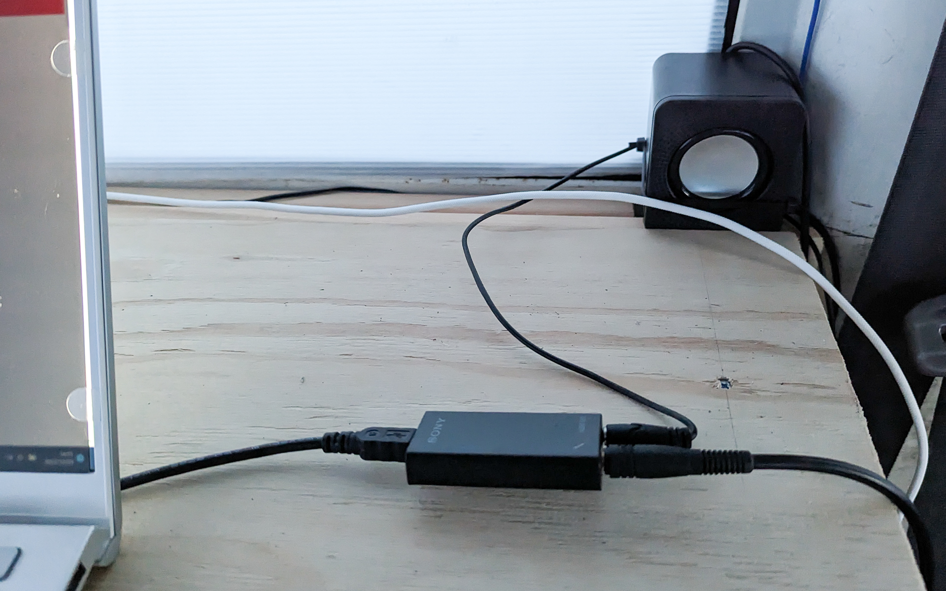 ソニーのマイクの付属のUSBオーディオアダプター。出力端子もあり、外部スピーカー連携が簡単だ