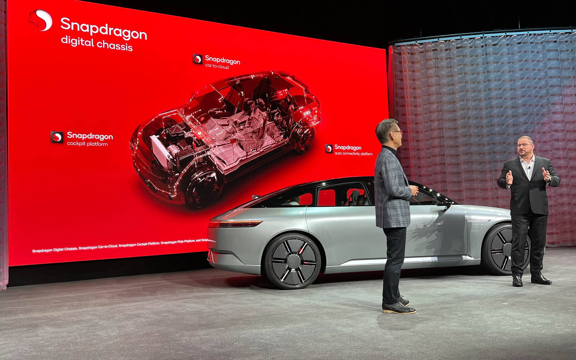 ソニー・ホンダの新型EVブランド「アフィーラ」が採用するSnapdragon Digital Chassisについて語るクアルコム CEO クリスチアーノ・アーモン氏（右）