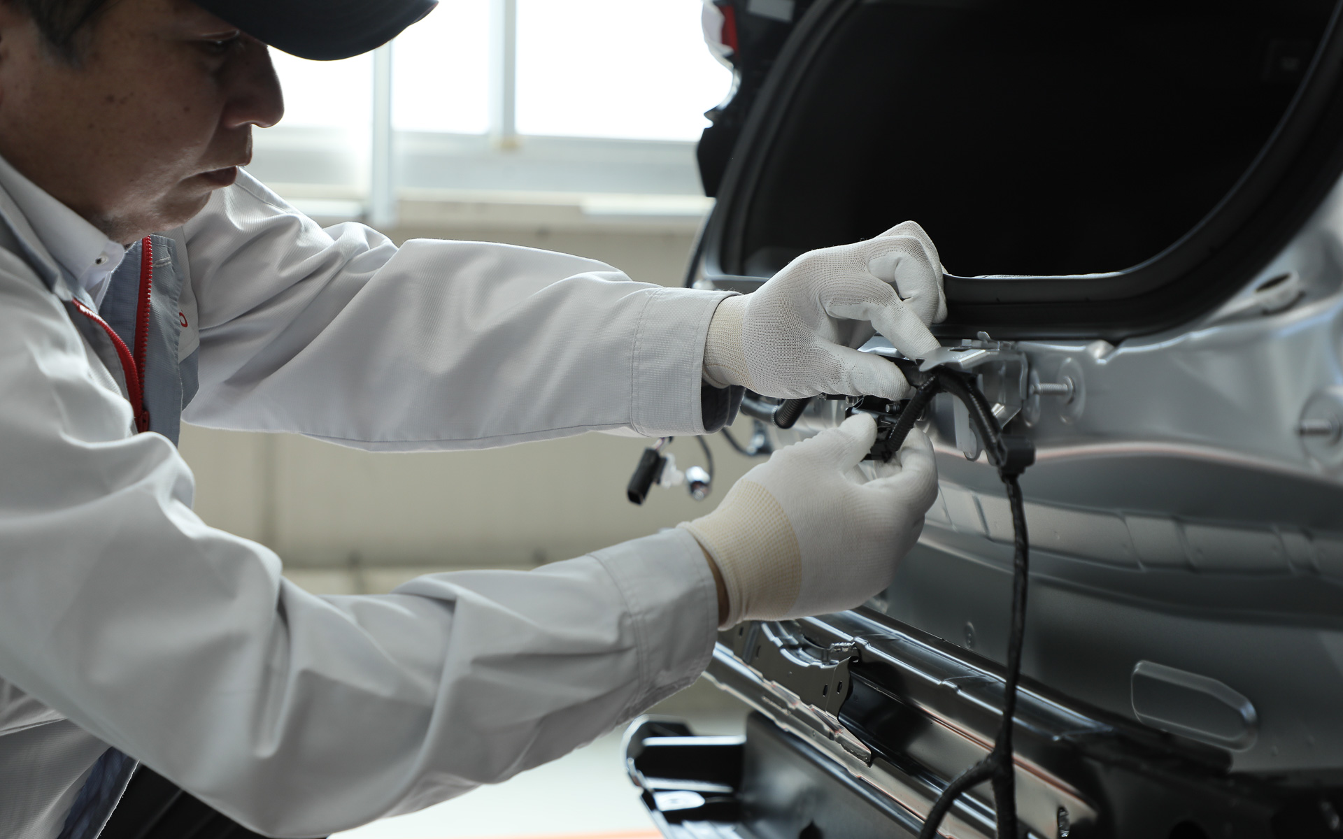 アップグレードレディ設計を施した新型プリウスへの施工作業イメージ