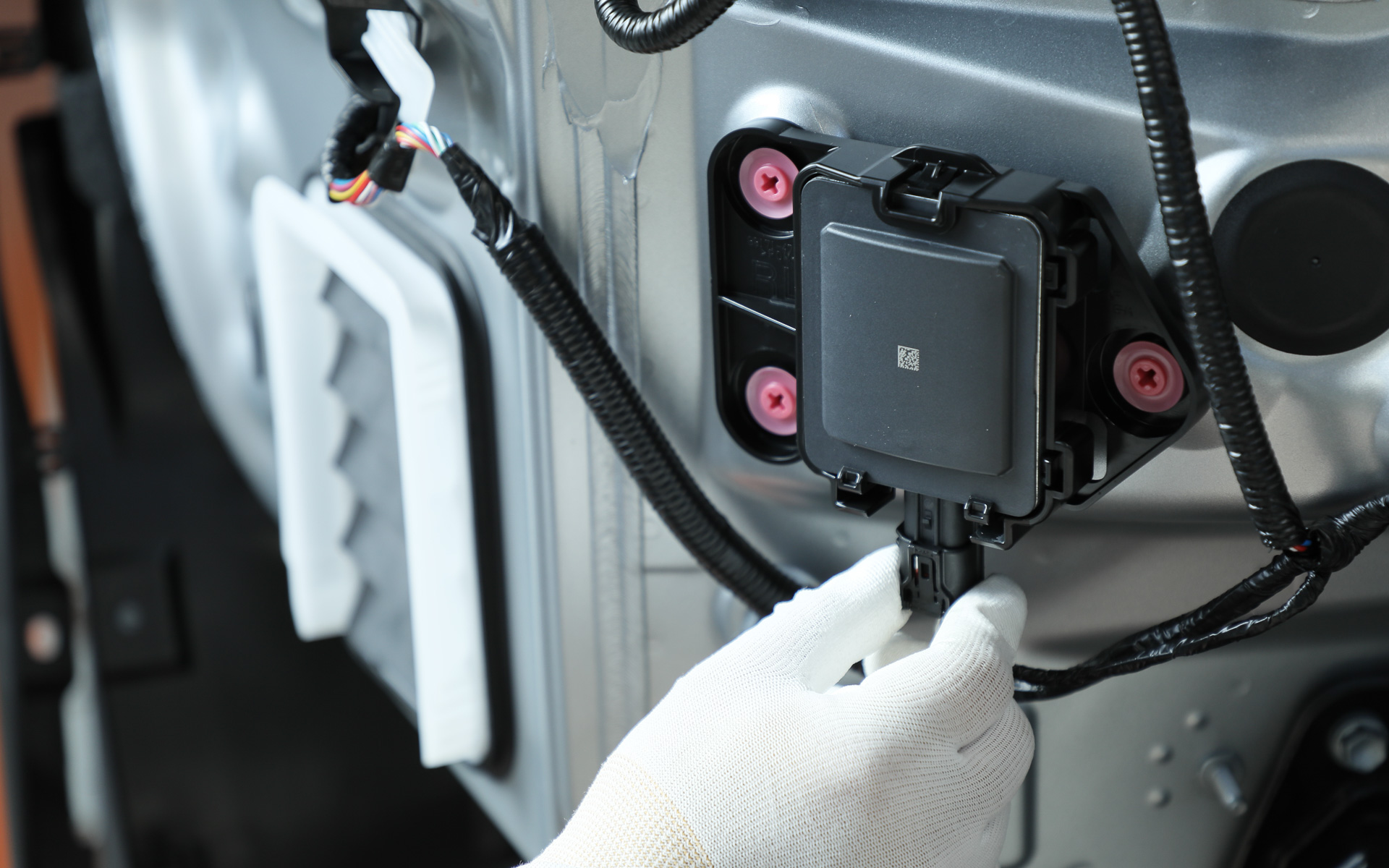 アップグレードレディ設計を施した新型プリウスへの施工作業イメージ