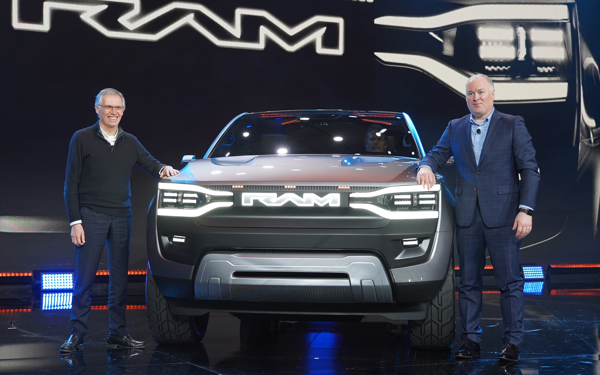 ステランティス CEO カルロス・タヴァレス氏（左）、ラム・トラック ブランドCEO マイク・コーバル氏（右）