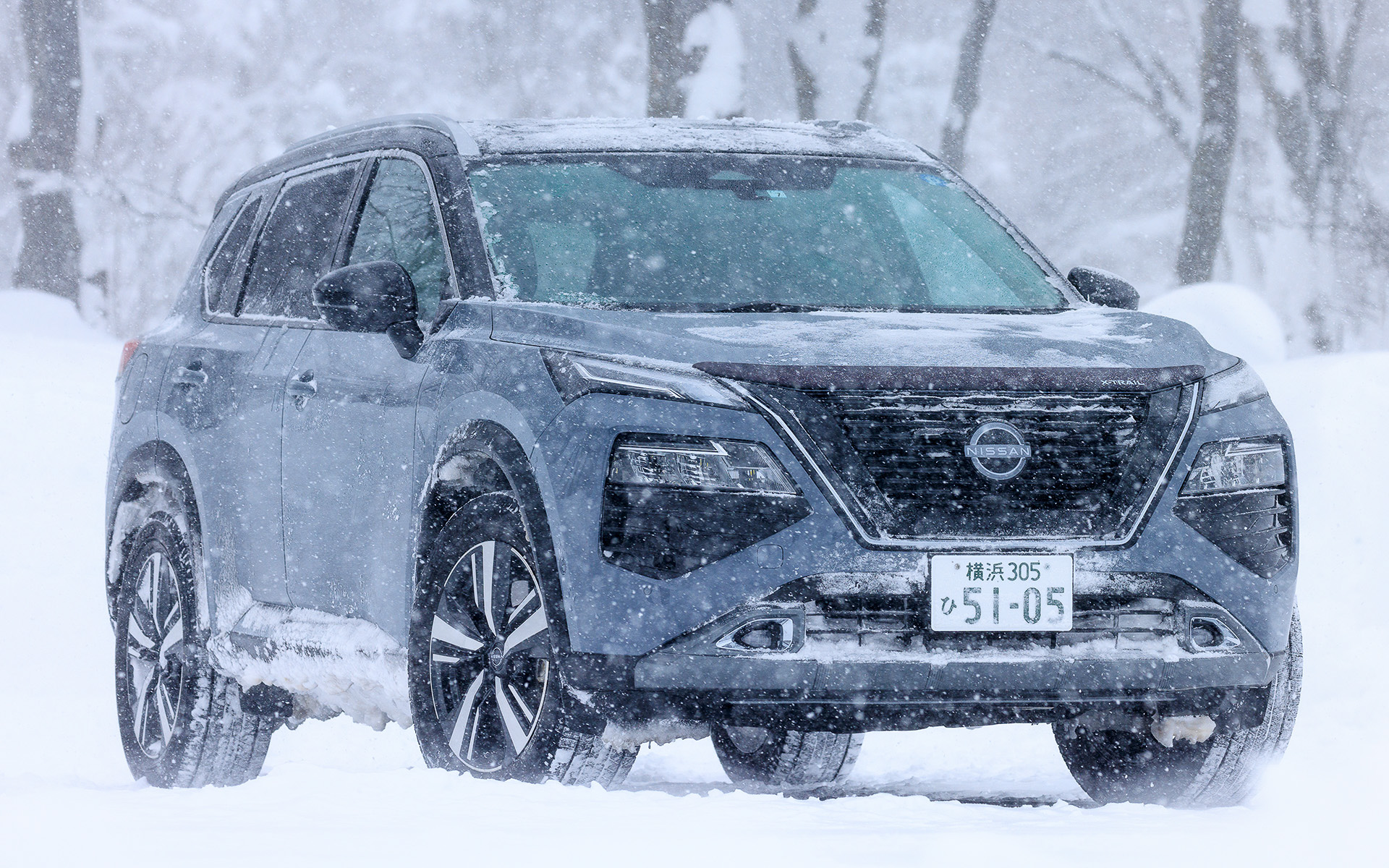 2022年7月に発売となった新型「エクストレイル」。4代目となる新型エクストレイルは、初代からのDNAである「タフギア」を継承しながら新たに上質さを付与したのが新しい。撮影車は「G e-4ORCE」（449万9000円）で、ボディサイズは4660×1840×1720mm（全長×全幅×全高）、ホイールベースは2705mm。従来モデルから30mm短く、20mm広く、20mm低いプロポーションとなり、広い室内長はそのままに全長をコンパクト化した