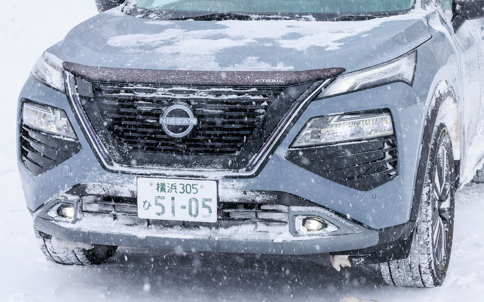 ヘッドライトは上段にポジションランプとターンランプを、下段にメインランプを配置する2階建ての構造を採用。リアコンビネーションランプのシグネチャーは視認性が高く、無垢のインナーレンズには日本の伝統的な切子パターンからインスピレーションを得た光り輝く加工が施された。足下は雪上試乗するということでブリヂストンのスタッドレスタイヤ「ブリザック VRX3」(235/55R19)をセット。なお、撮影車両はフロントアンダーカバー、リアアンダーカバー、フロントバンパーフィニッシャー(ブラック)をセットにした「アドベンチャーズパッケージ」(16万2940円)、タフなイメージを強調する「フードディフレクター」(2万9800円)などのアクセサリーを装着する