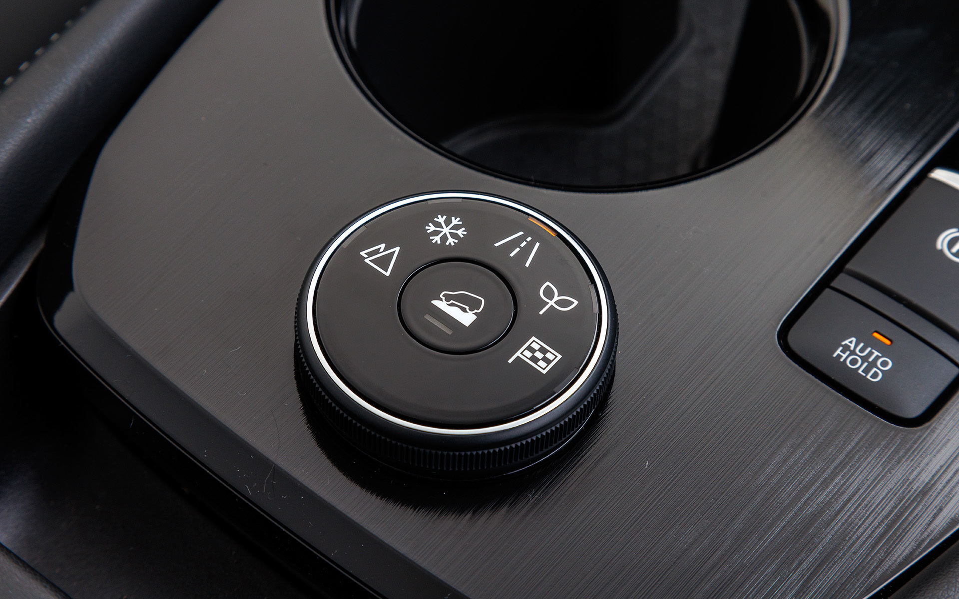 本革巻きステアリングは全車標準装備。電制シフトの近くに走行モードセレクターを用意。STANDARD（2WD）/AUTO（e-4ORCE）、SPORT、ECOに加え、e-4ORCEではSNOW、OFF-ROADを用意。全てのモードでより強い減速力が得られるBレンジの設定が行なえる