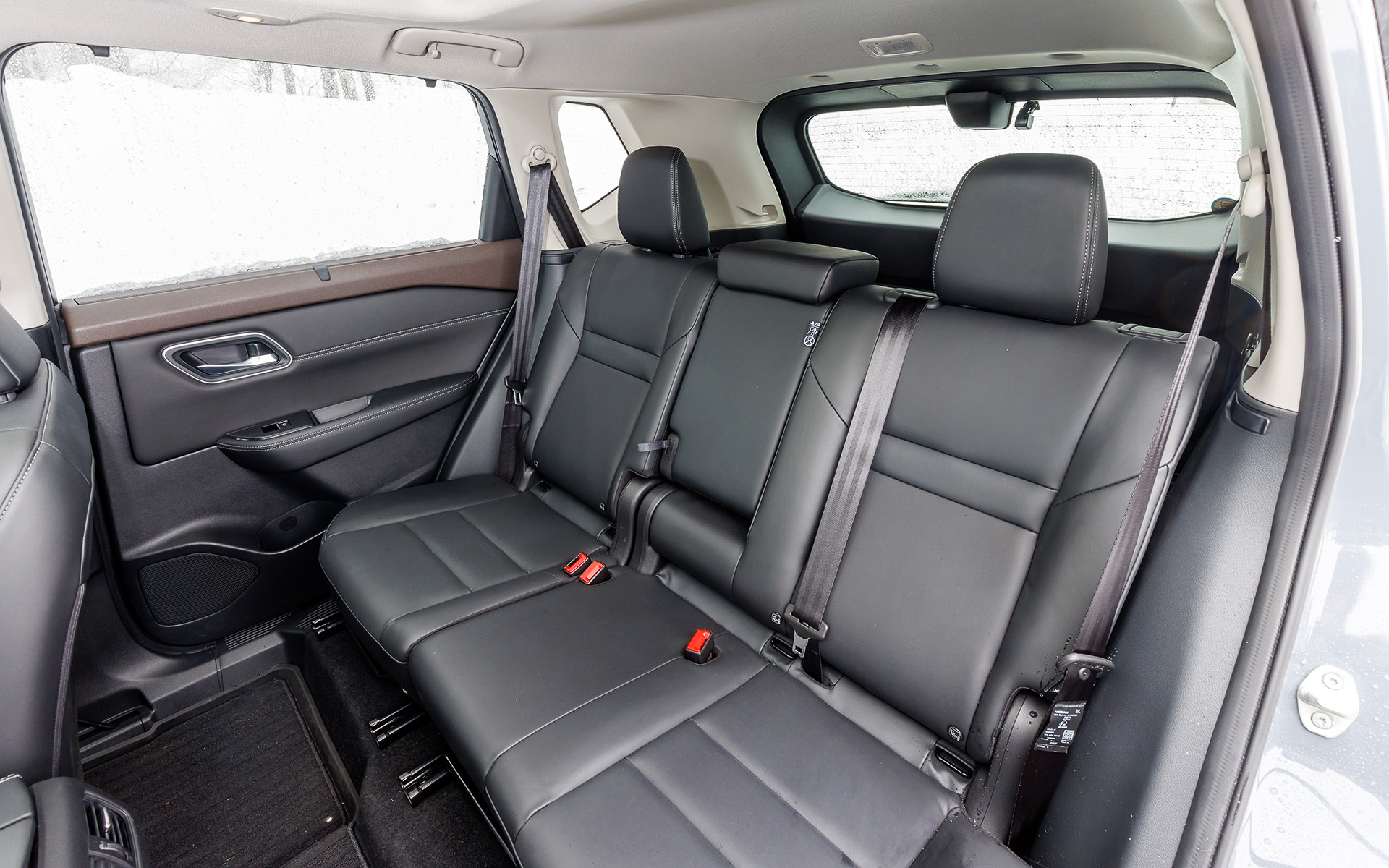 インテリアではタフさと上質な心地よさを兼ね備えたデザインを目指し、コンソール部分を宙に浮かせたブリッジ構造のセンターコンソールなどを採用。G e-4ORCEのシートは日産が独自で開発を行なったしっとりとした肌触りと包まれる心地よさをもたらす次世代シート素材「TailorFit（テーラーフィット）」