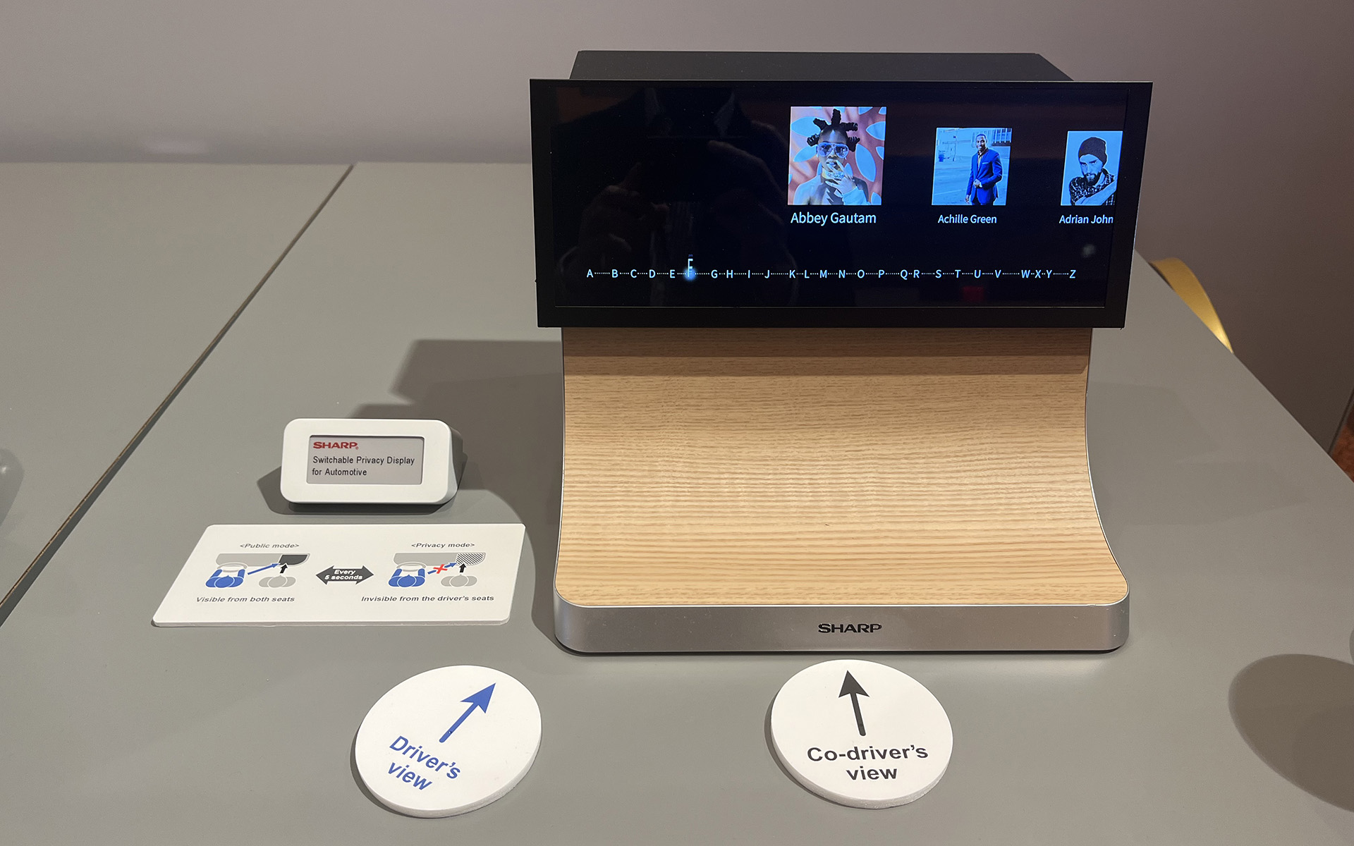 視野角制御ディスプレイを活用した助手席用モニター「Passenger Information Display」