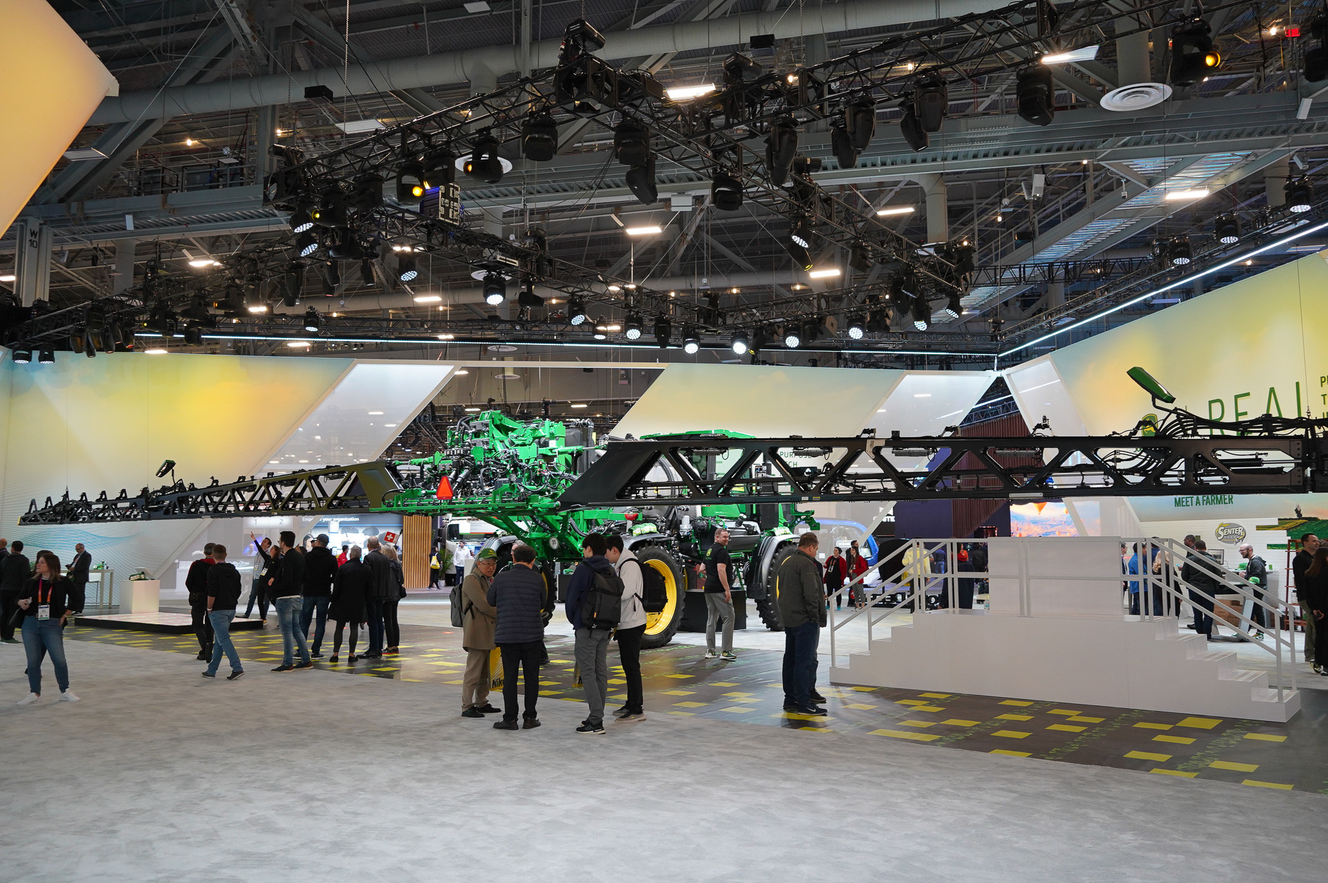 自動運転トラクター、左右に長いアームが伸びており、そこにカメラやECUなどが搭載されている