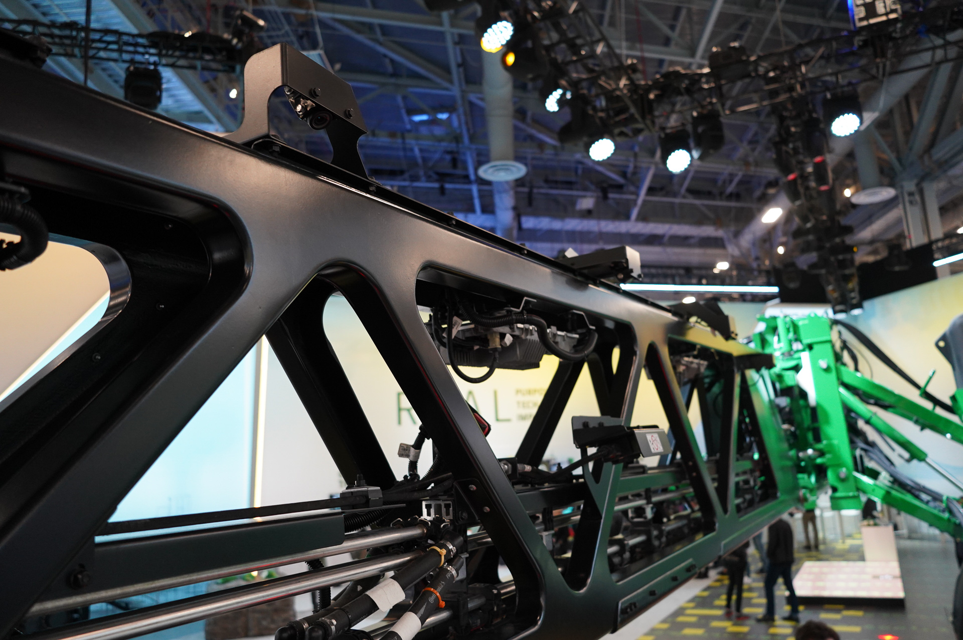 自動運転トラクターのアーム部、カメラとECUを見ることができる