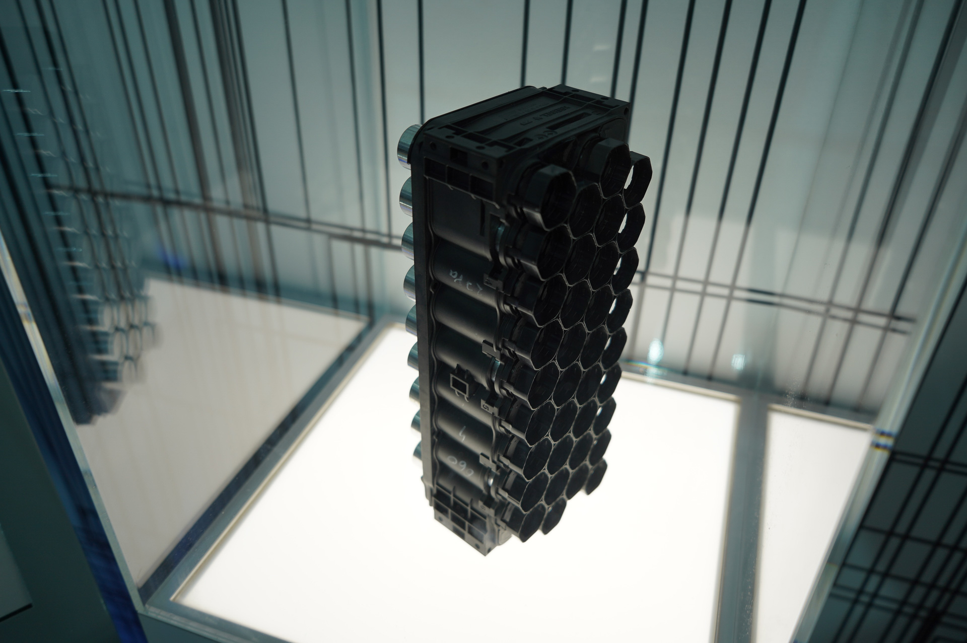 液浸冷却のバッテリで安定性と充電時間の短縮を実現