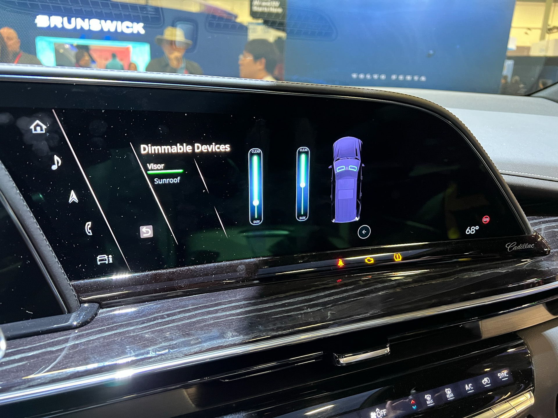 IVIに組み込まれたソフトウェアスライダー。運転席、助手席それぞれに遮光率を設定できる
