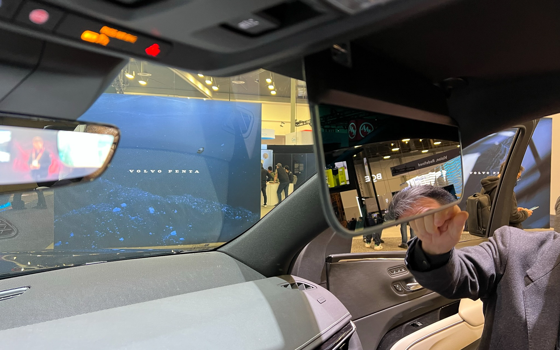 電子サンバイザーの厚さはこのくらい。通常のサンバイザーよりも薄い